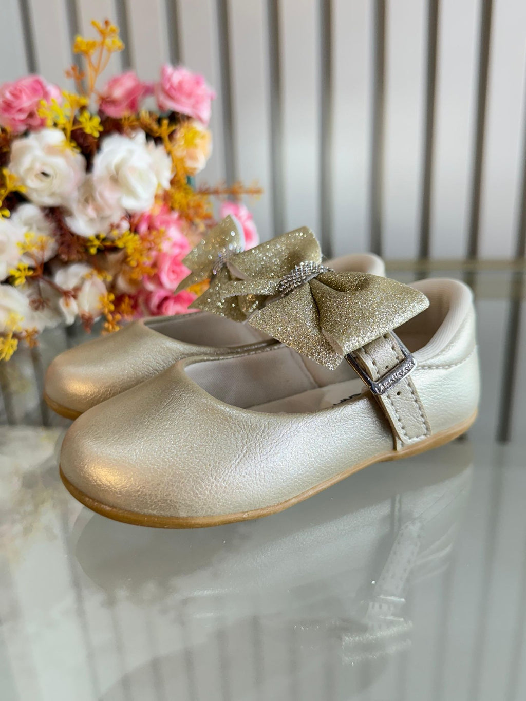 Sapatinho de Bebê Dourado em Verniz com Lacinho e Strass para Festas