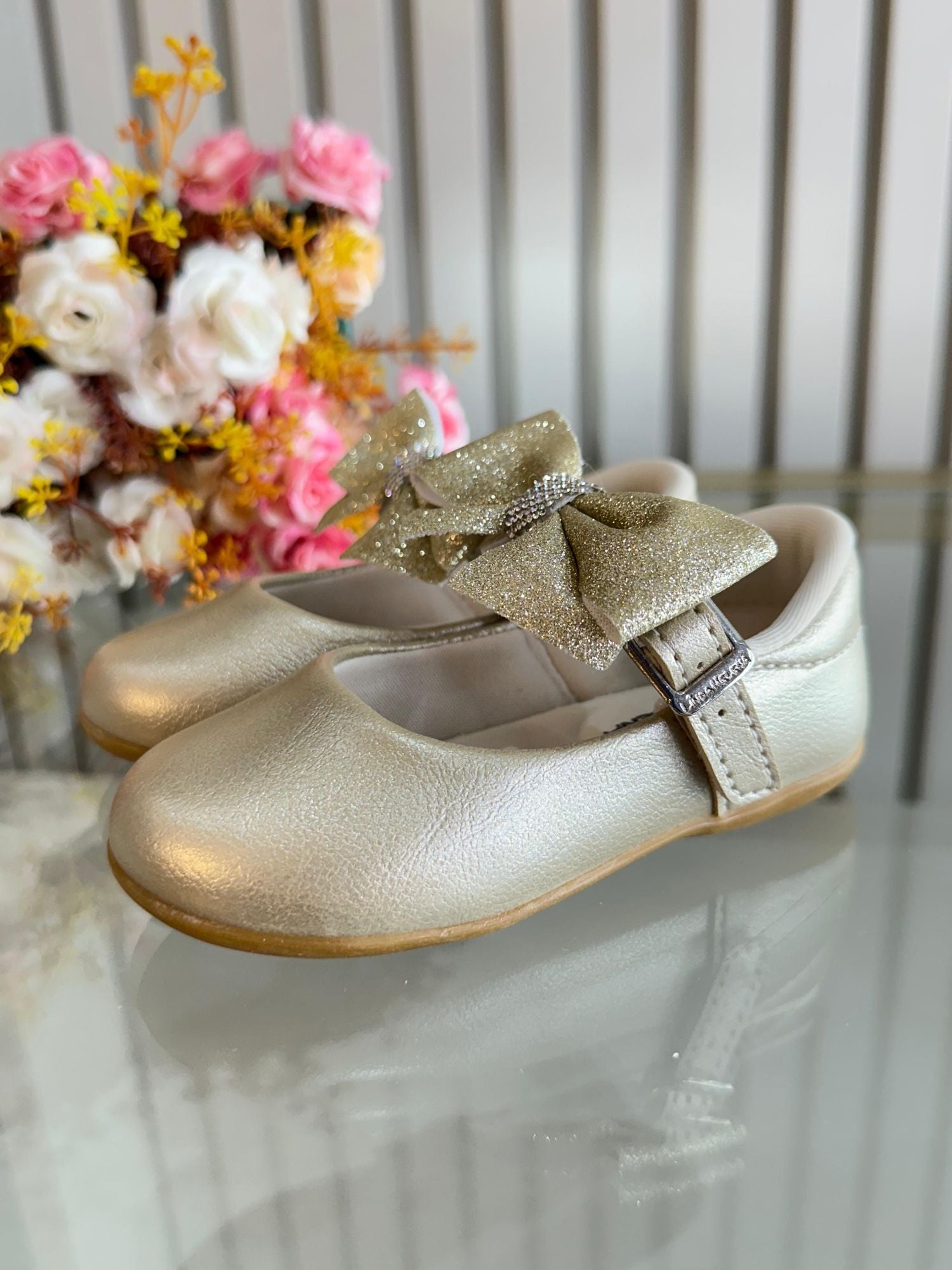 Sapatinho de Bebê Dourado em Verniz com Lacinho e Strass para Festas