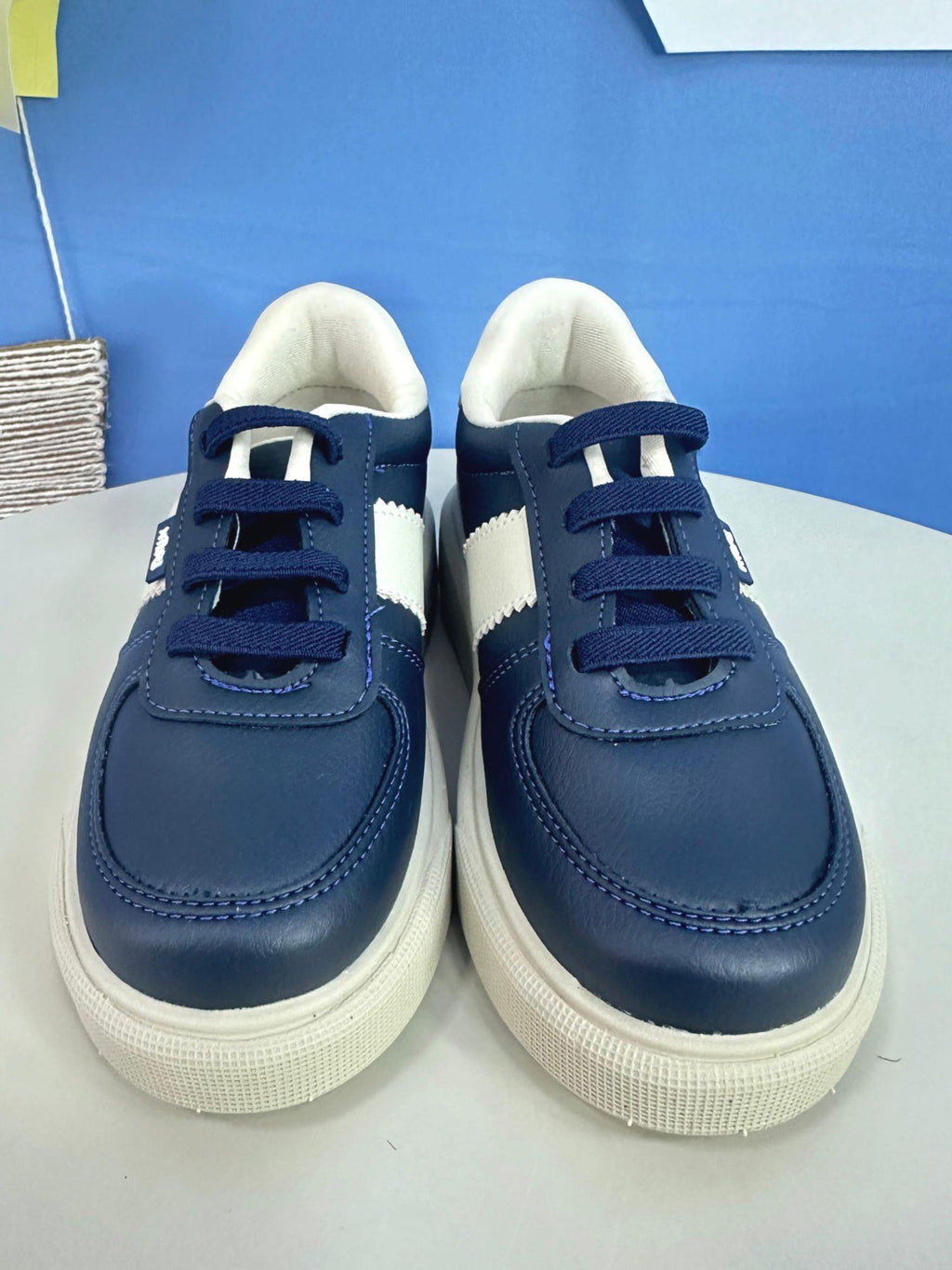 Sapatênis Azul Marinho e Bege Com Cadarço Elástico Ajustavel