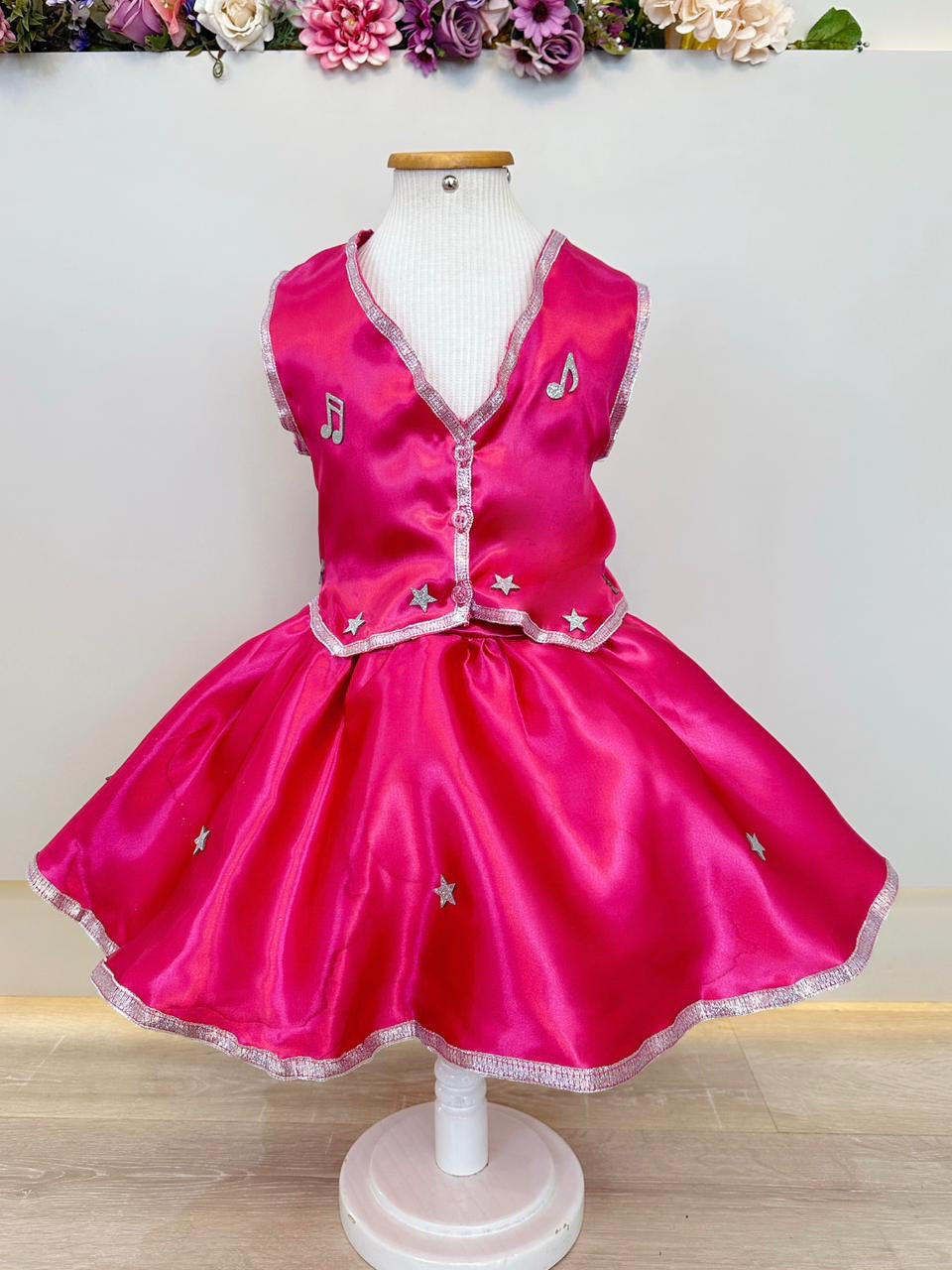 Conjunto Infantil Saia Godê e Colete em Cetim Brilhante para Festa Country