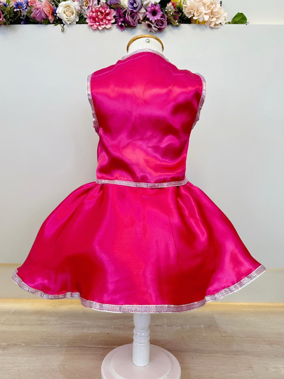 Conjunto Infantil Saia Godê e Colete em Cetim Brilhante para Festa Country