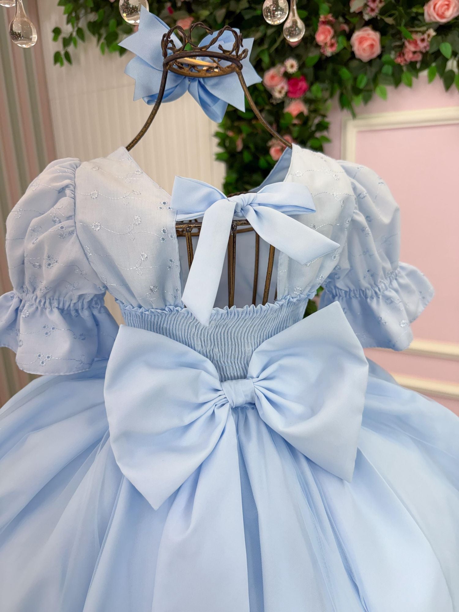 Vestido Infantil Branco em Lese com Bordados e Tule para Festas