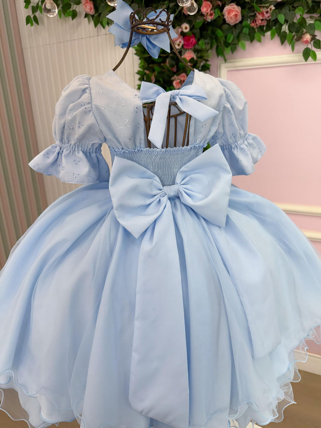 Vestido Infantil Branco em Lese com Bordados e Tule para Festas