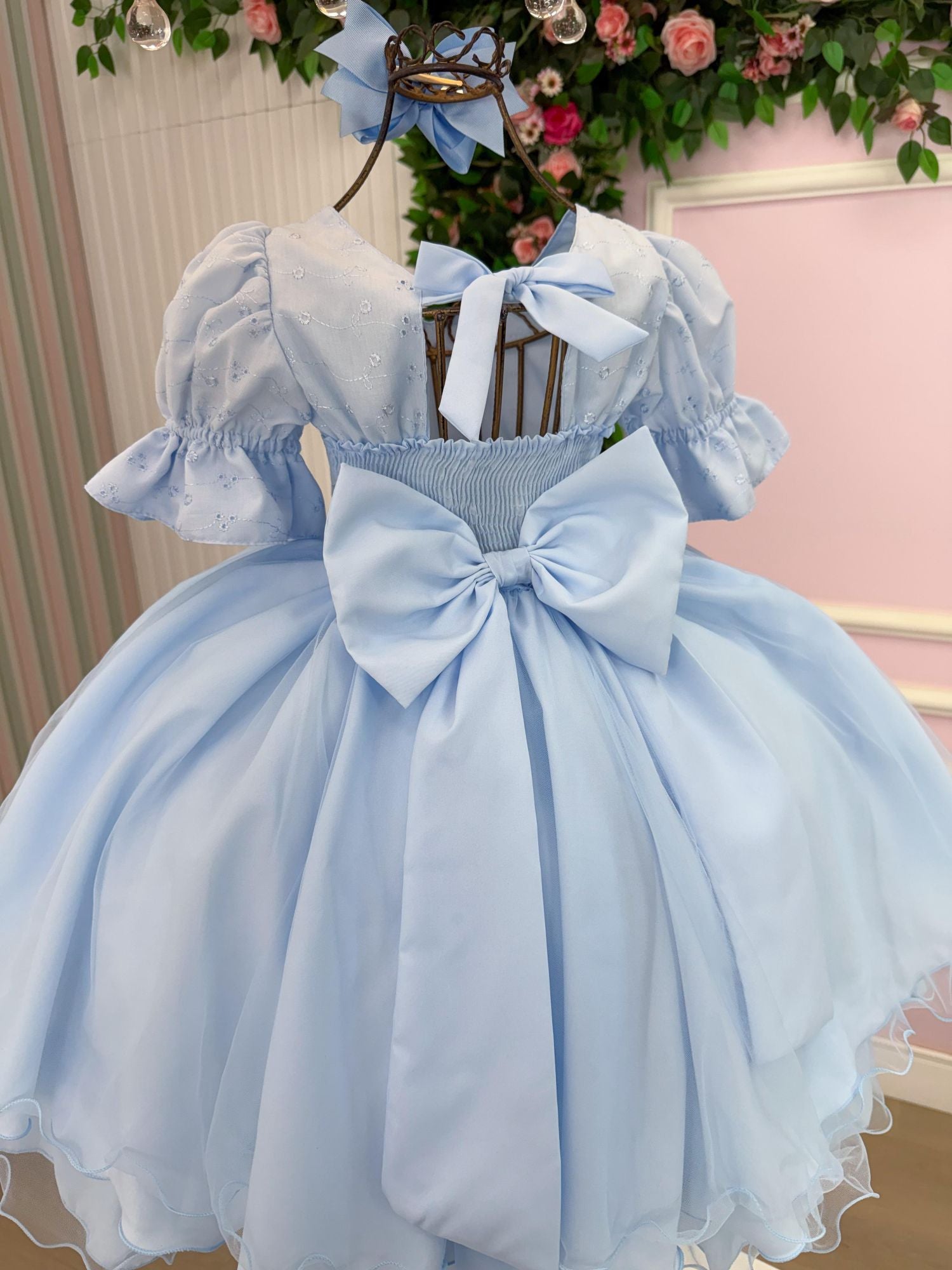 Vestido Infantil Branco em Lese com Bordados e Tule para Festas