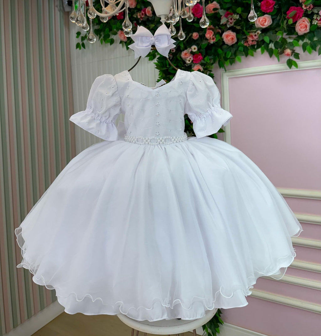 Vestido Infantil Branco em Lese com Tule e Cinto de Pérolas