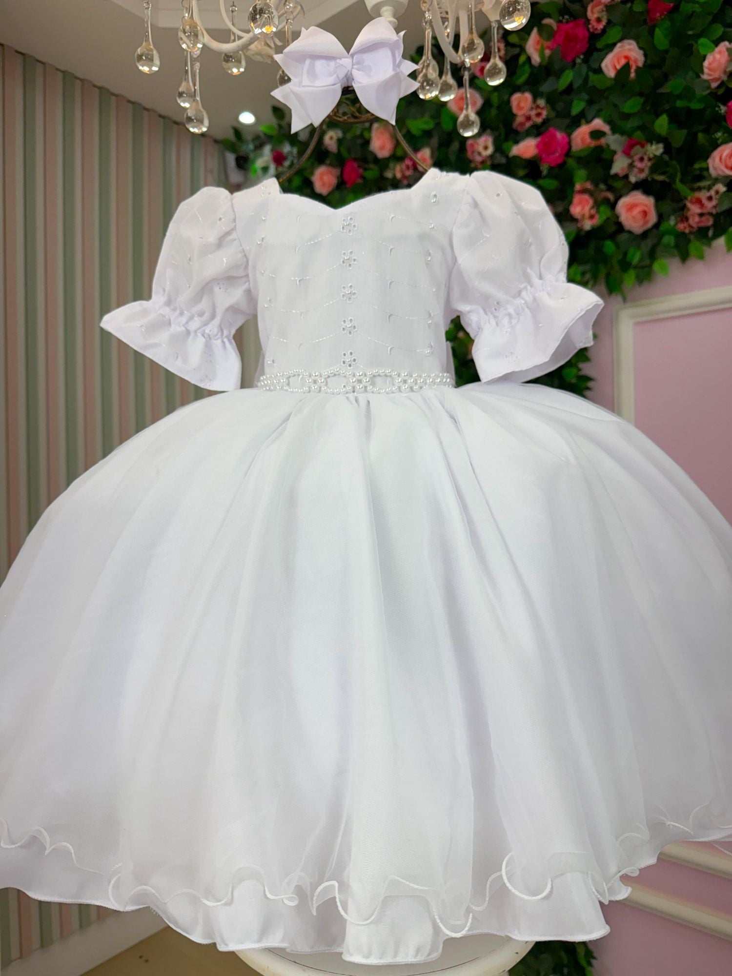 Vestido Infantil Branco em Lese com Tule e Cinto de Pérolas