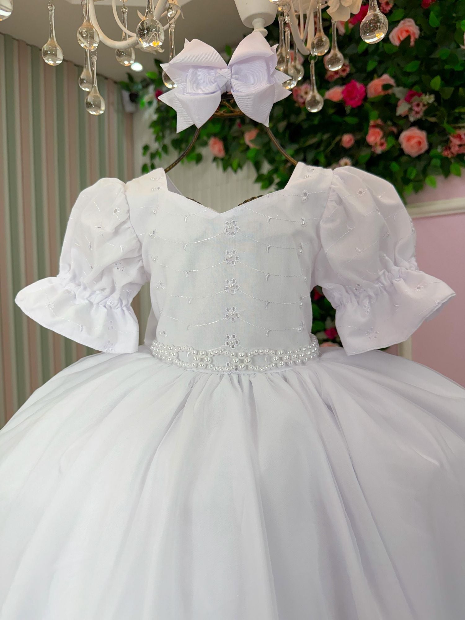 Vestido Infantil Branco em Lese com Tule e Cinto de Pérolas