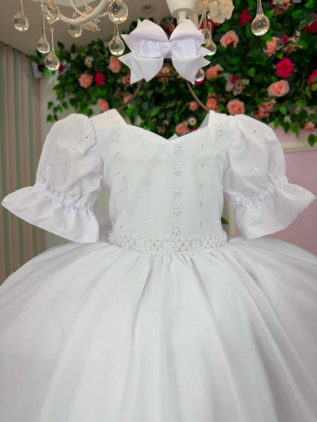 Vestido Infantil Branco em Lese com Tule e Cinto de Pérolas
