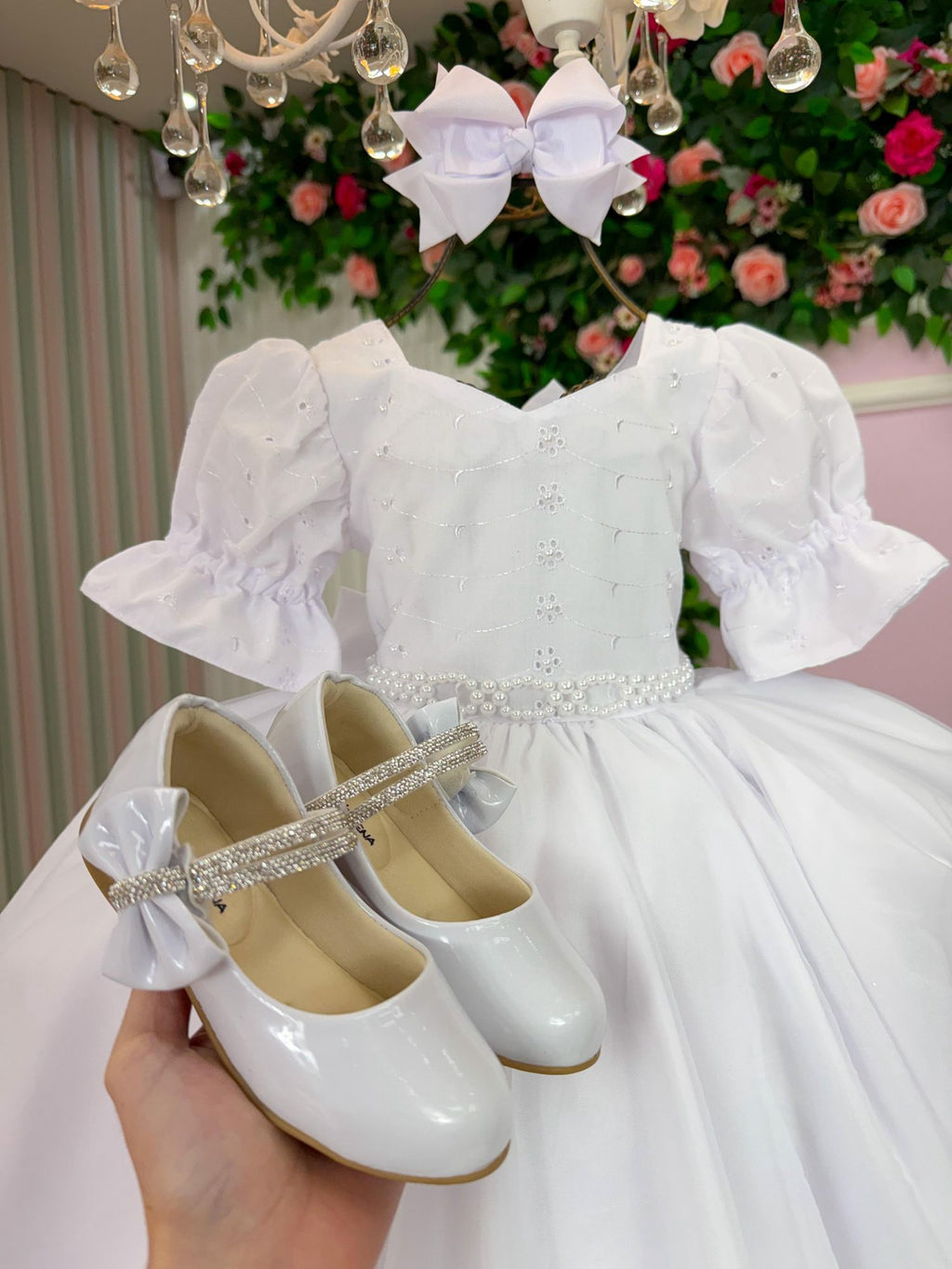 Vestido Infantil Branco em Lese com Tule e Cinto de Pérolas