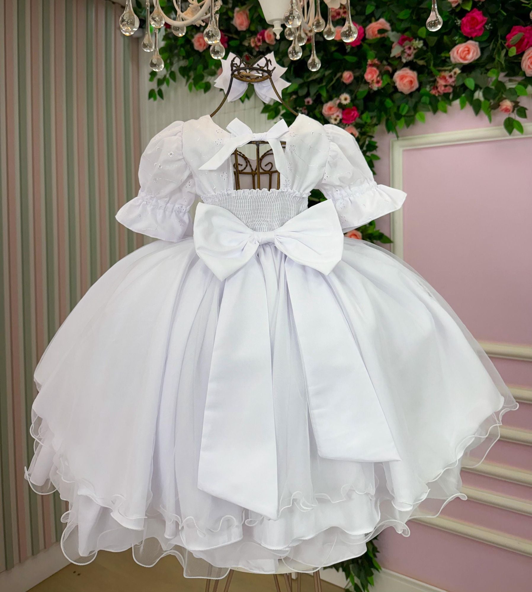 Vestido Infantil Branco em Lese com Tule e Cinto de Pérolas