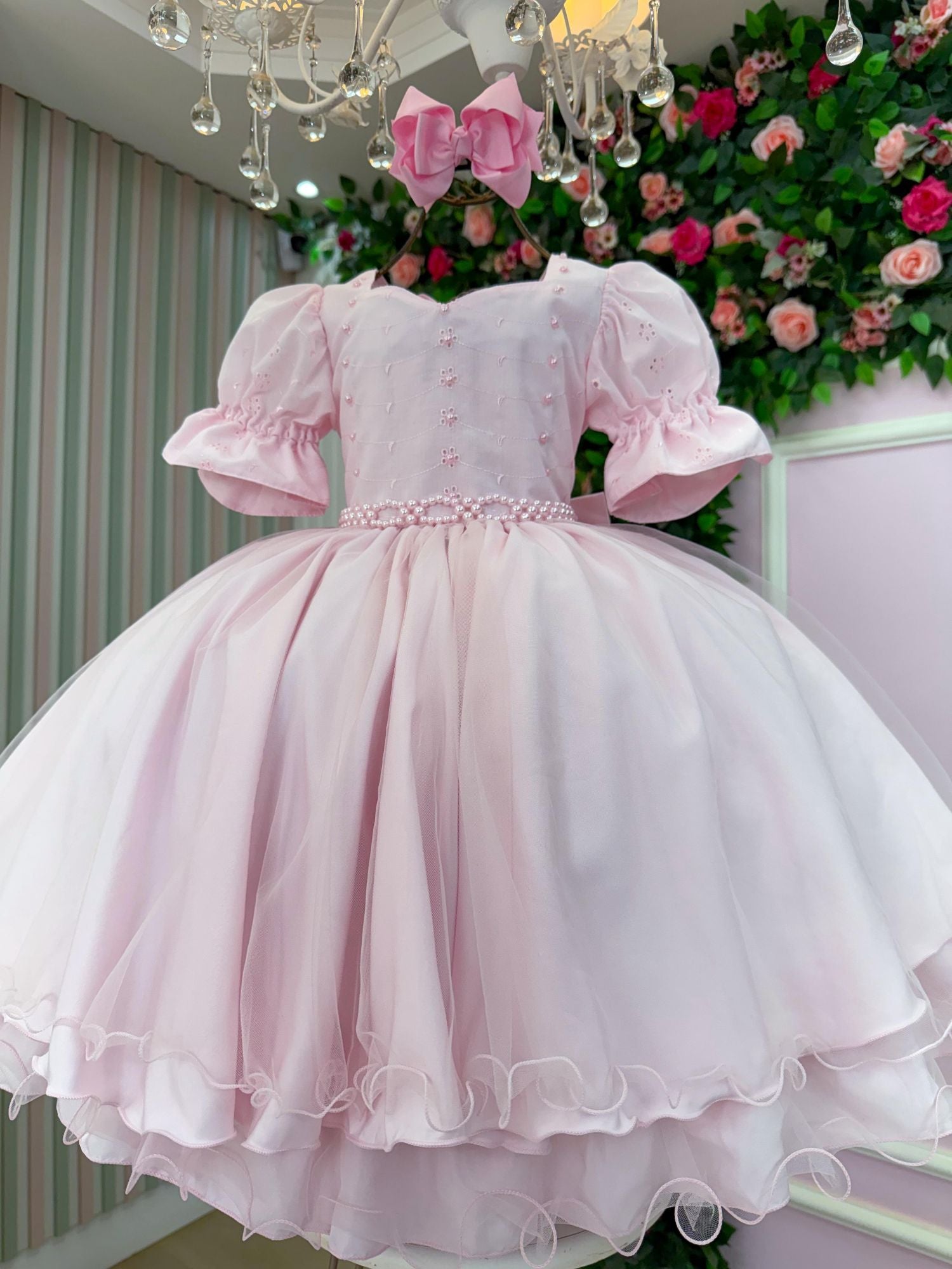 Vestido Infantil Branco em Lese com Tule e Cinto de Pérolas