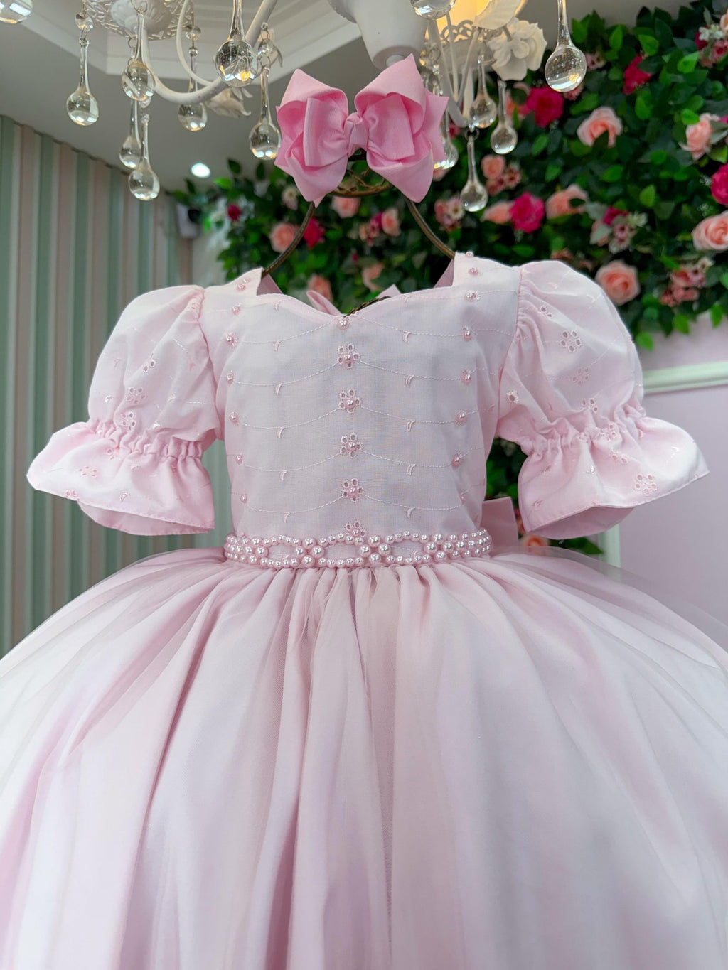 Vestido Infantil Branco em Lese com Tule e Cinto de Pérolas