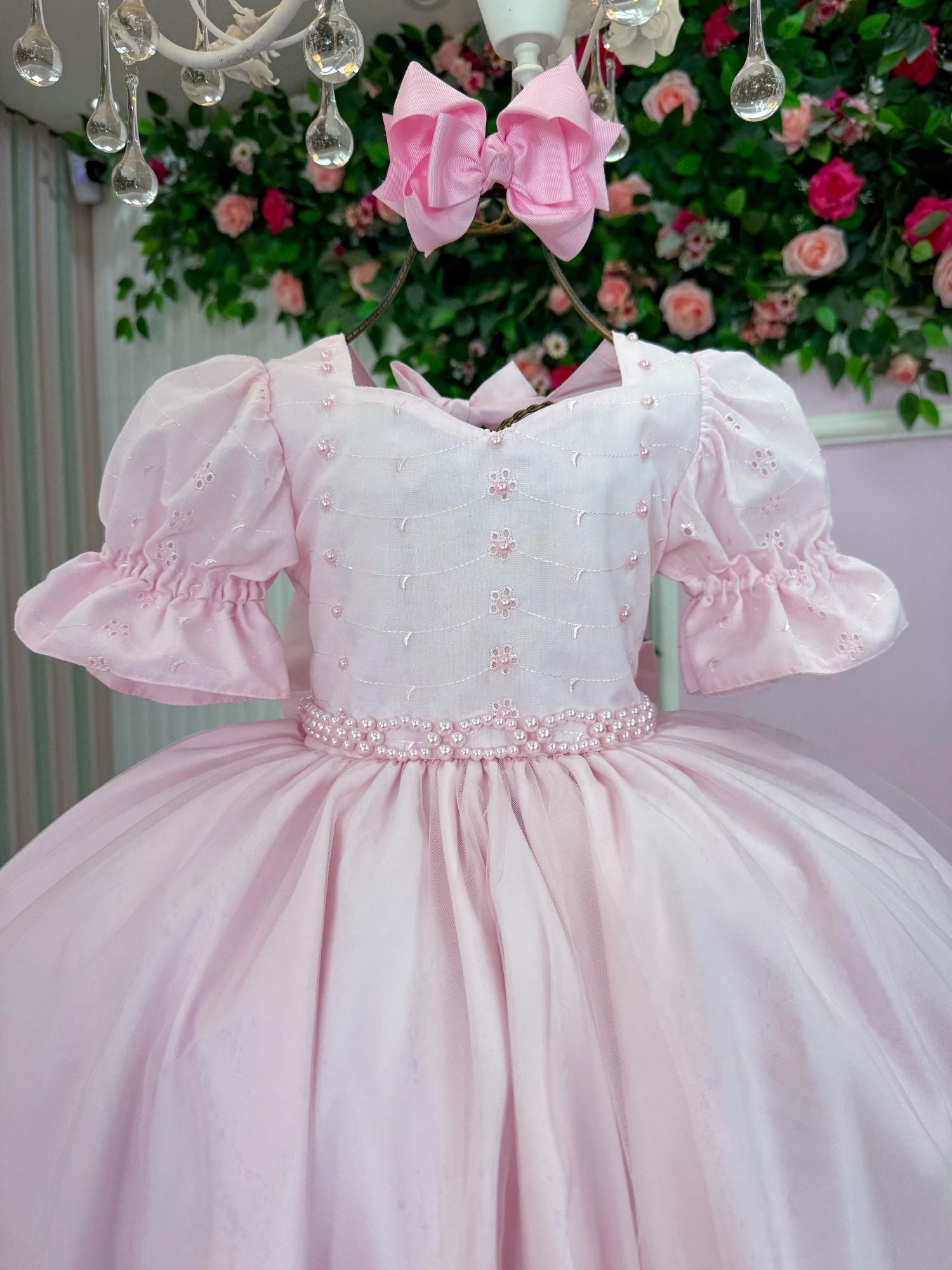 Vestido Infantil Branco em Lese com Tule e Cinto de Pérolas
