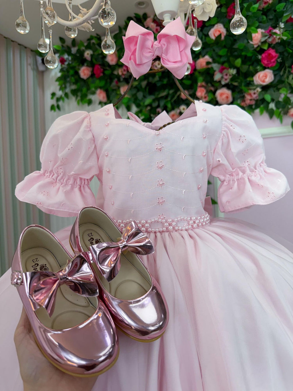 Vestido Infantil Branco em Lese com Tule e Cinto de Pérolas