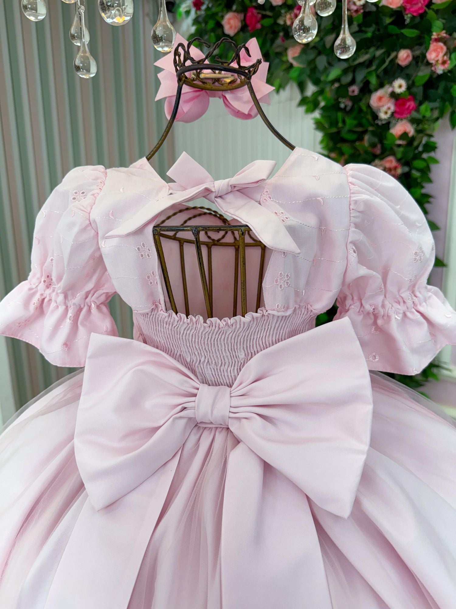 Vestido Infantil Branco em Lese com Tule e Cinto de Pérolas