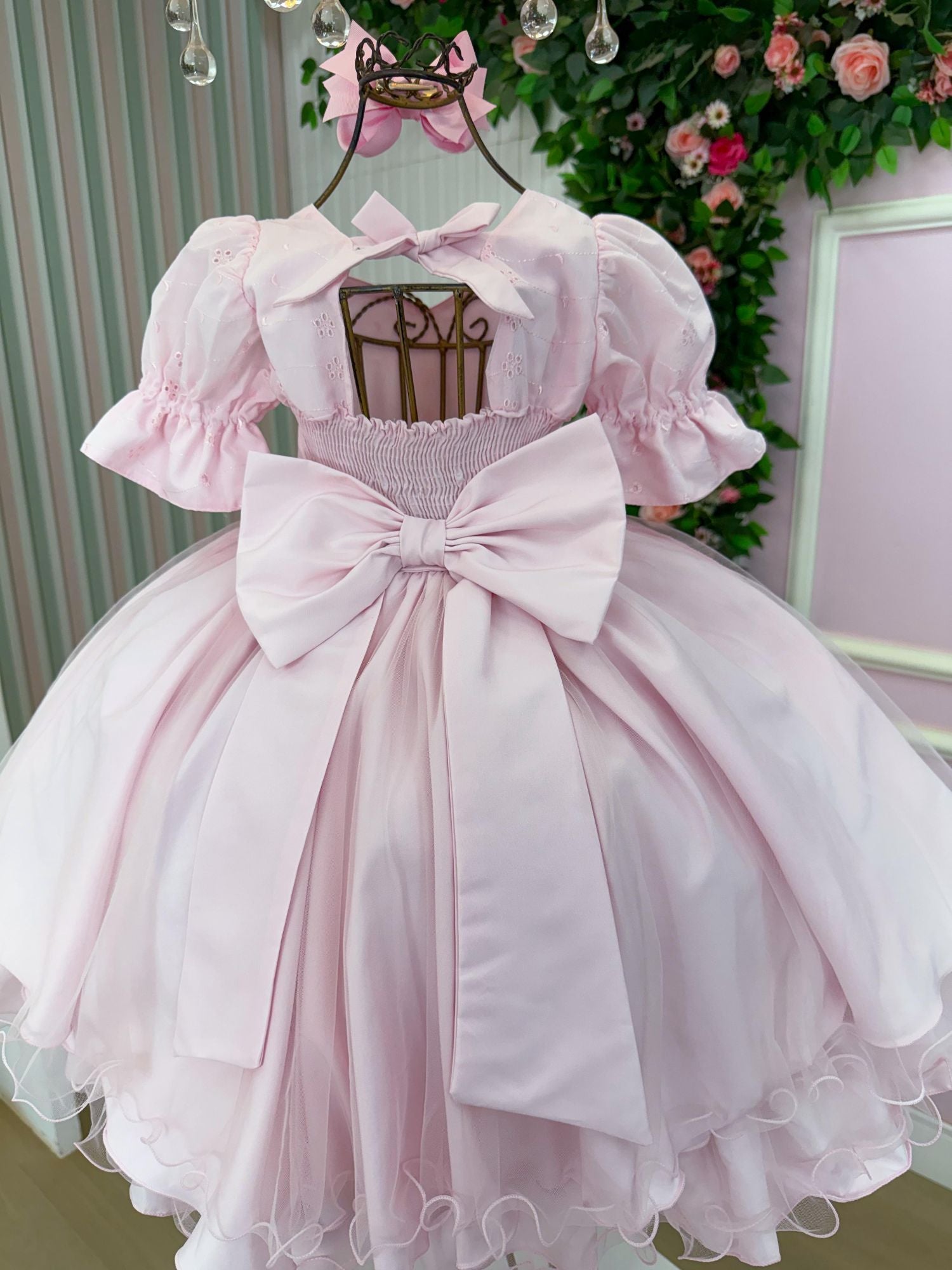 Vestido Infantil Branco em Lese com Tule e Cinto de Pérolas