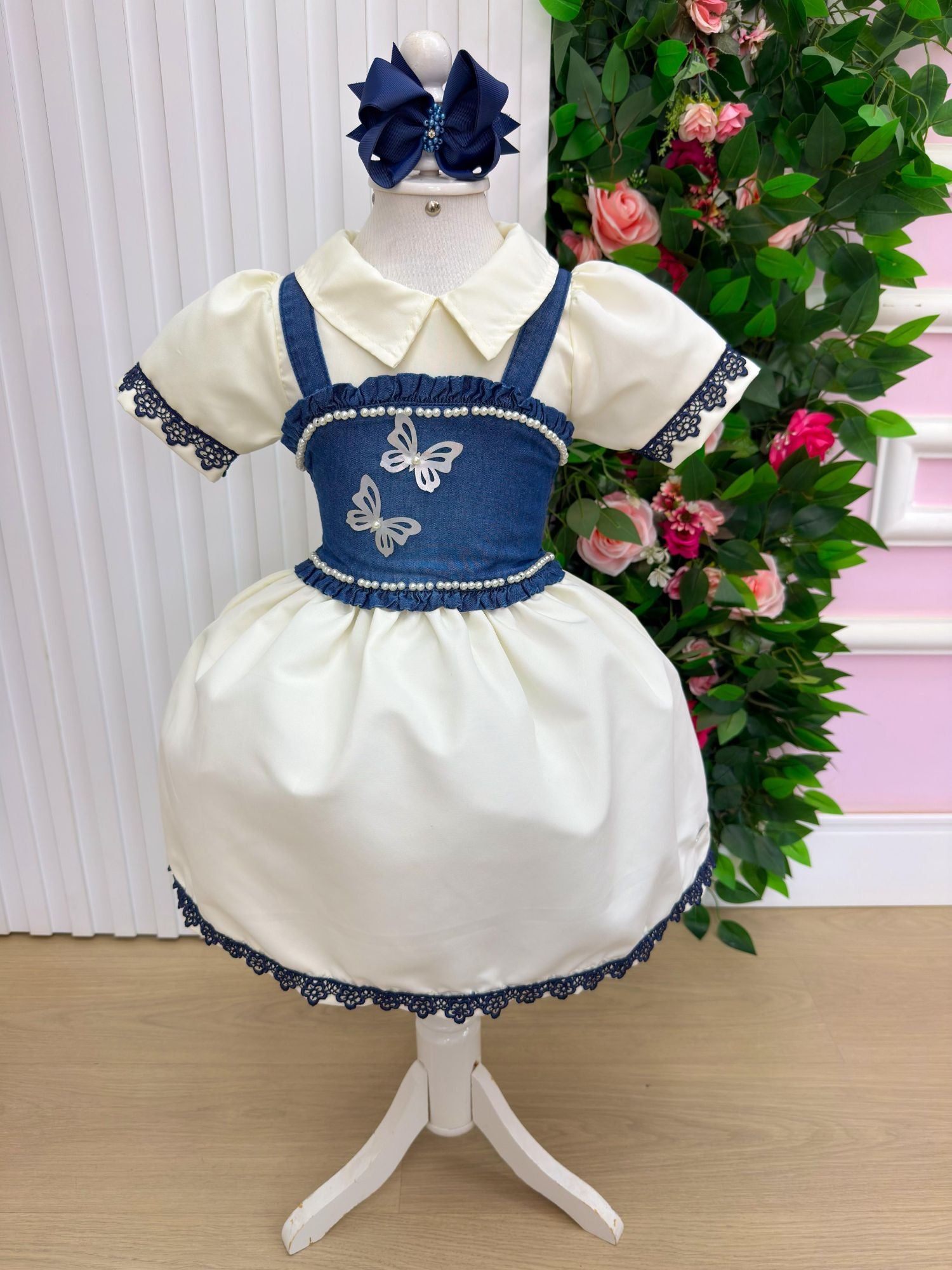 Vestido Off com Colete Jeans e Detalhes em Renda Azul Marinho