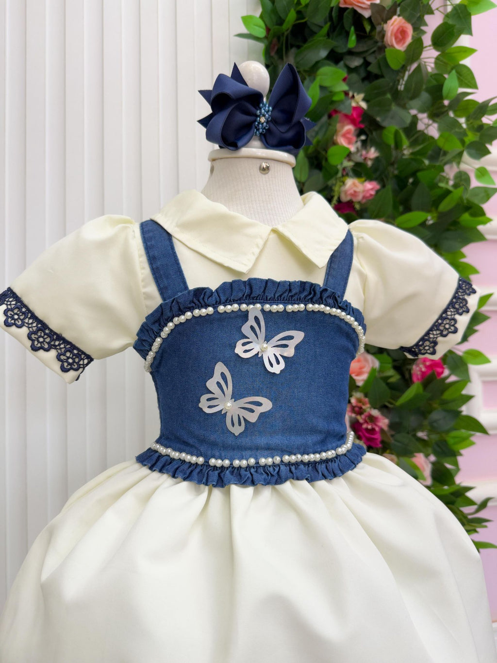 Vestido Off com Colete Jeans e Detalhes em Renda Azul Marinho