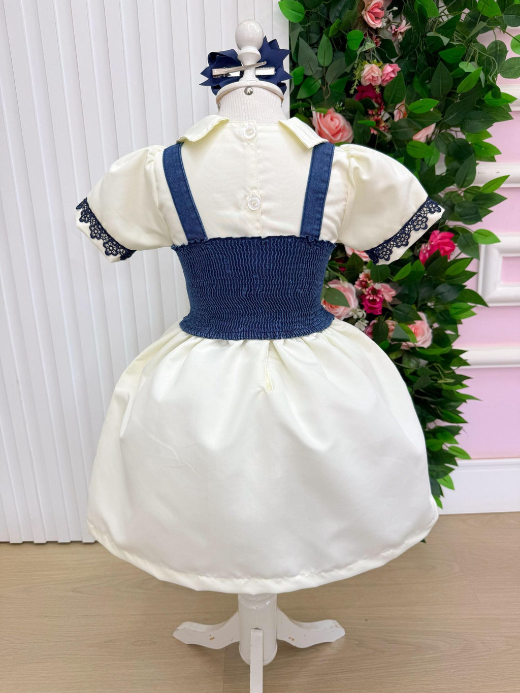 Vestido Off com Colete Jeans e Detalhes em Renda Azul Marinho