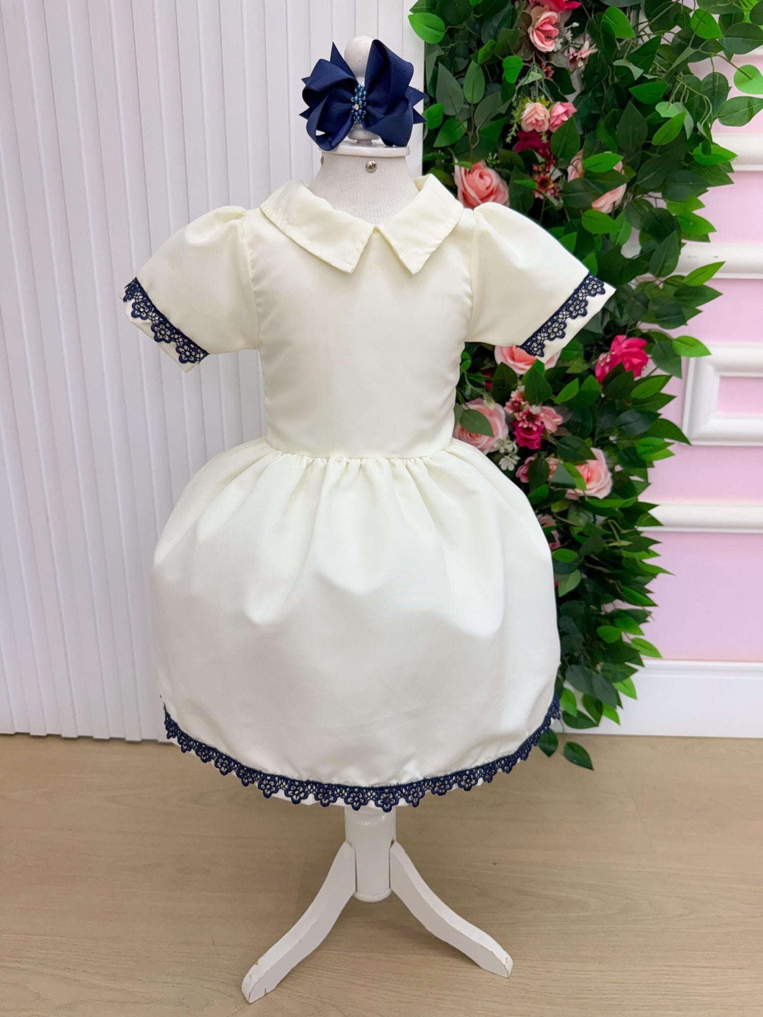 Vestido Off com Colete Jeans e Detalhes em Renda Azul Marinho