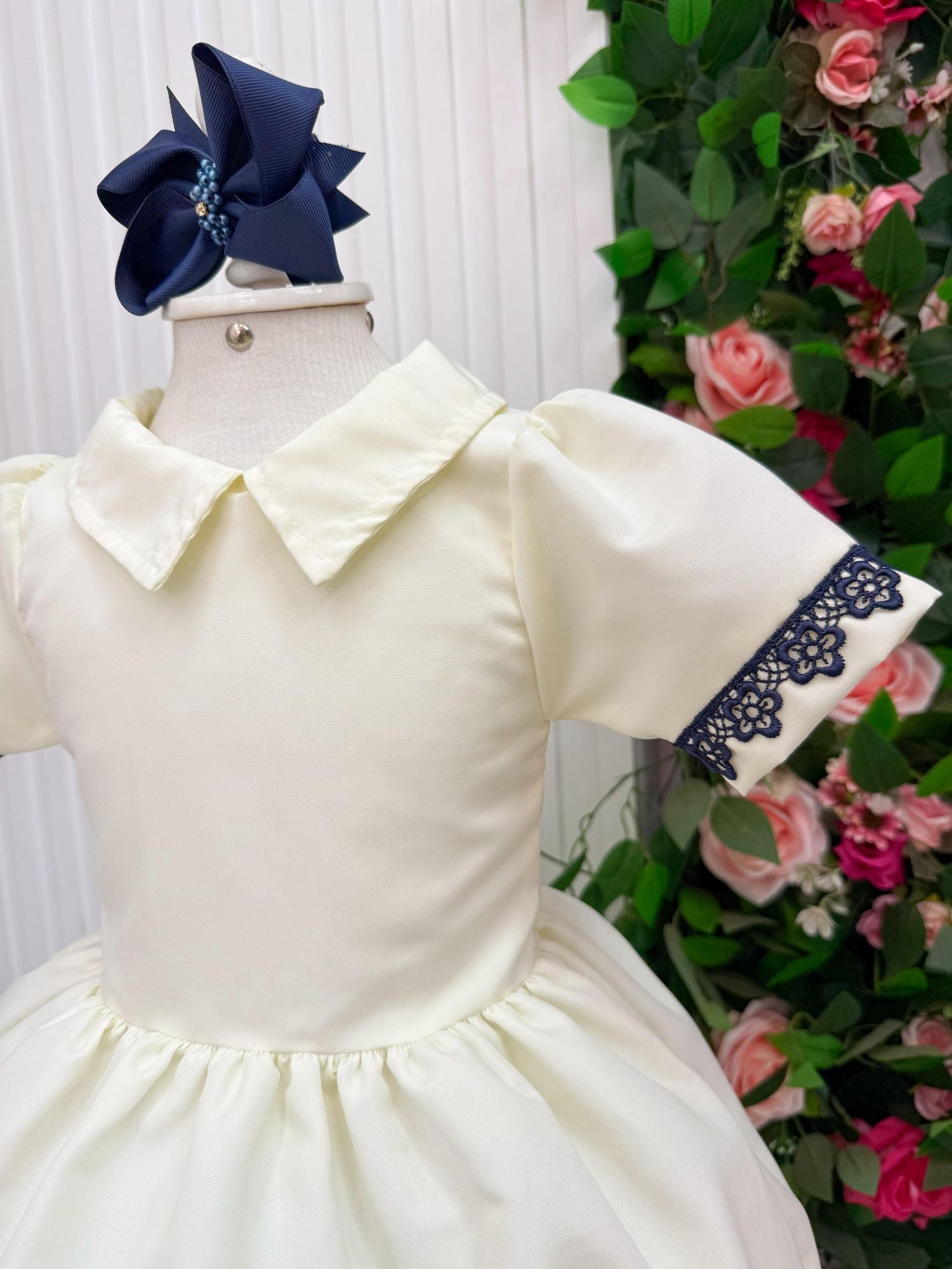 Vestido Off com Colete Jeans e Detalhes em Renda Azul Marinho