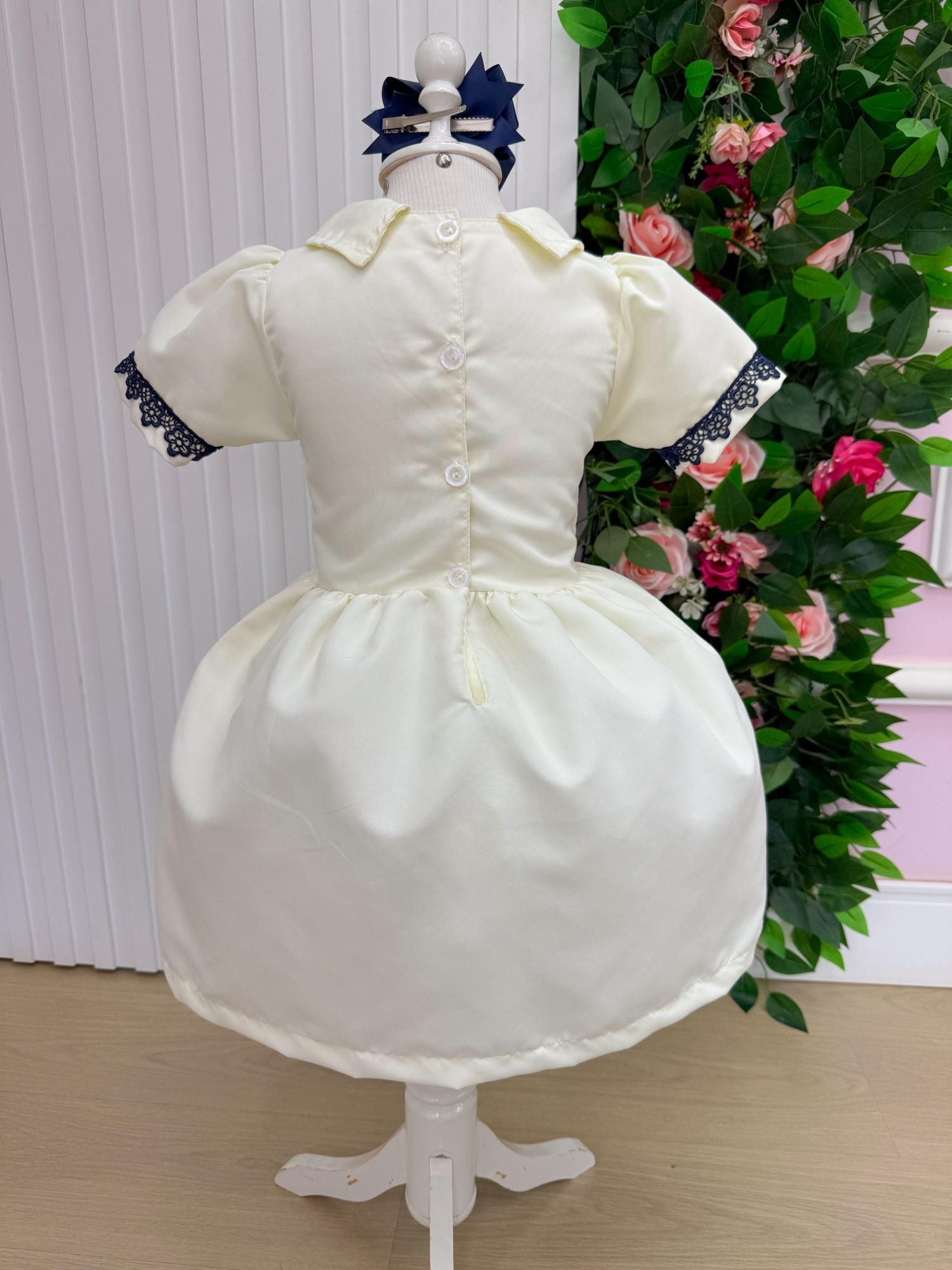 Vestido Off com Colete Jeans e Detalhes em Renda Azul Marinho