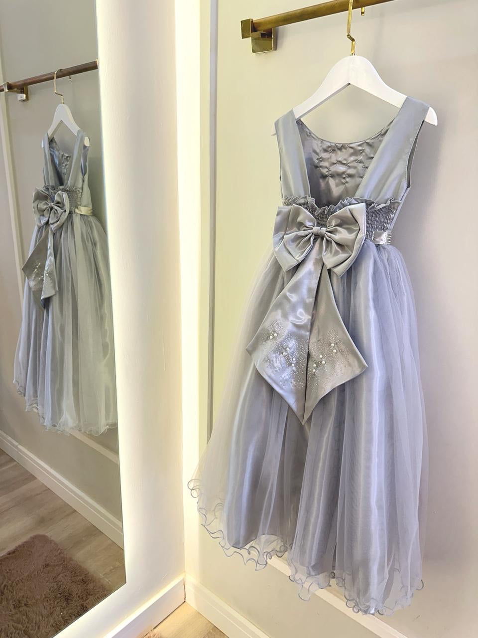 Vestido Longo Infantil Prata com Pérolas para Damas de Honra