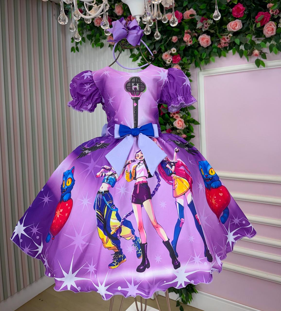 Vestido Guerreiras do K-Pop em Poliéster com Estampa Exclusiva em Roxo e Lilás