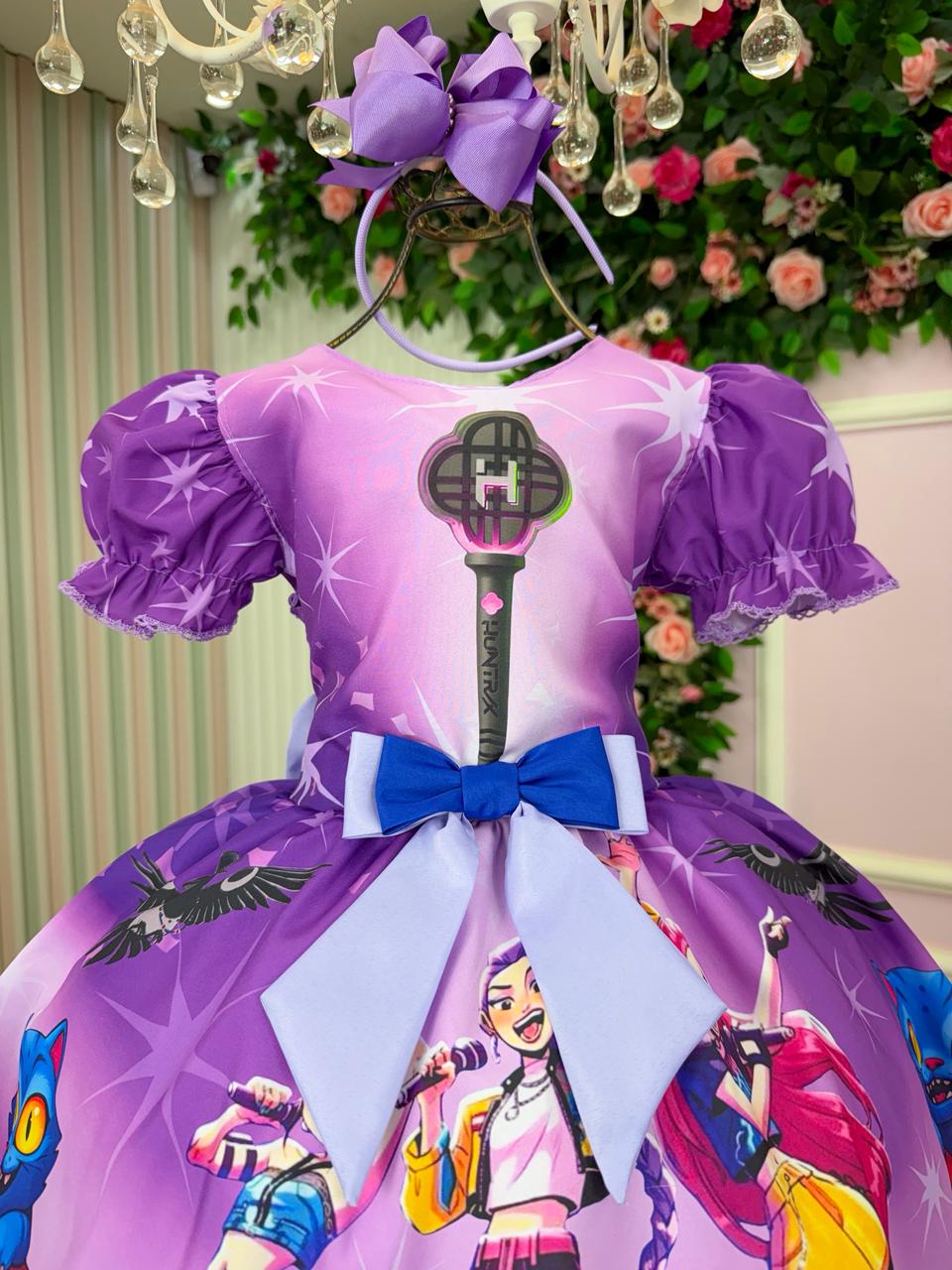 Vestido Guerreiras do K-Pop em Poliéster com Estampa Exclusiva em Roxo e Lilás