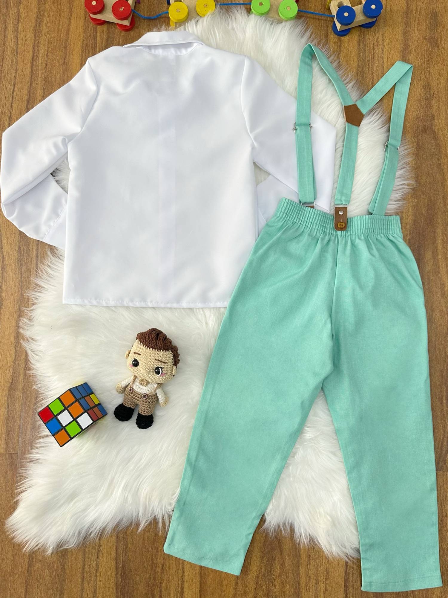 Conjunto Social Pajem Camisa Branca com Calça Verde e Suspensório