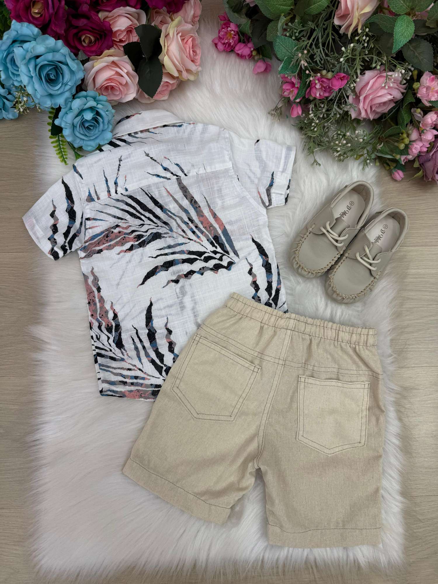 Conjunto de Camisa e Bermuda em Linho Off para Meninos