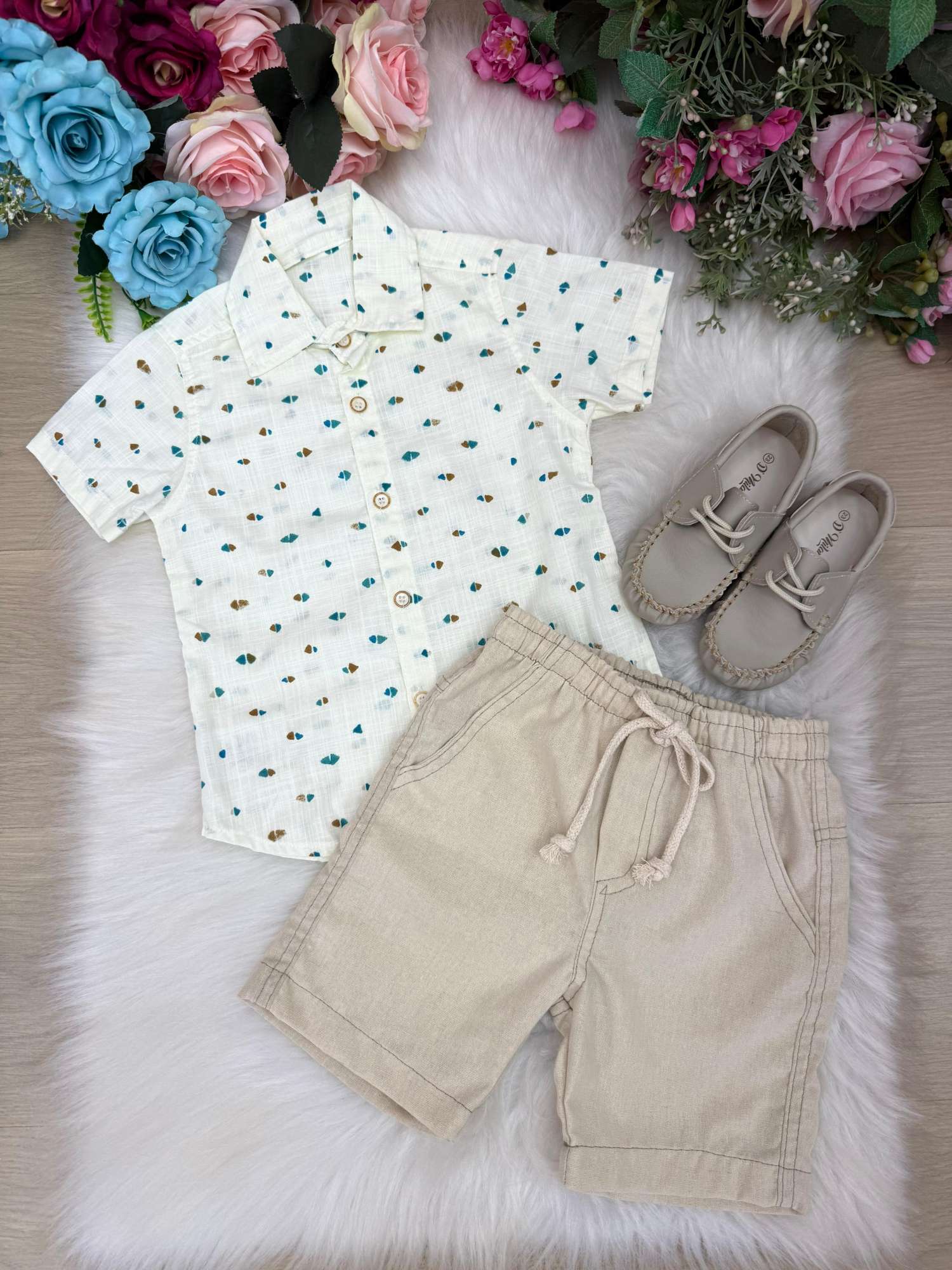 Conjunto Infantil Off de Linho com Camisa e Bermuda Bege para Meninos