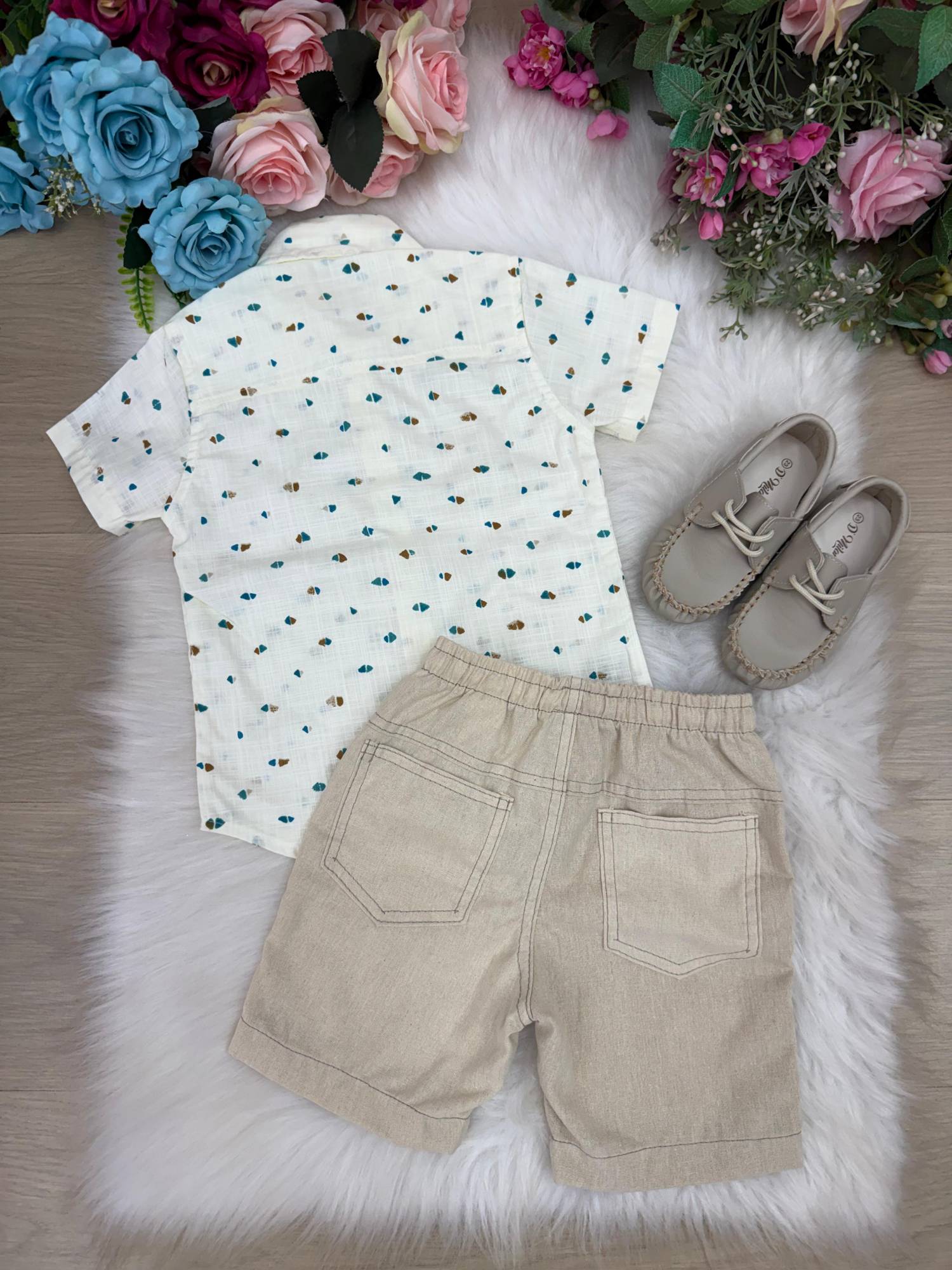 Conjunto Infantil Off de Linho com Camisa e Bermuda Bege para Meninos