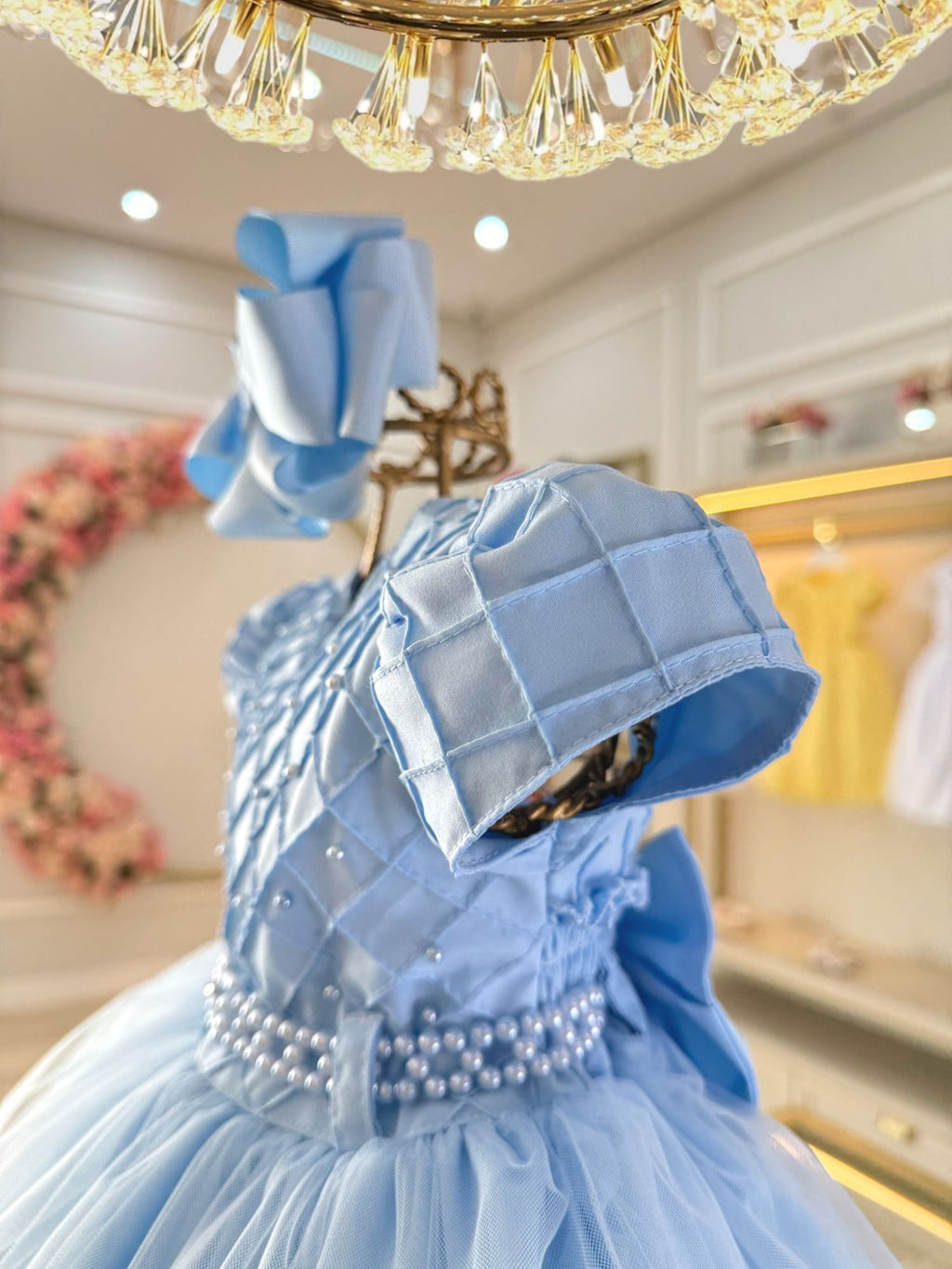Vestido Bebê Azul Claro com Busto Nervura e Detalhes em Pérolas para Batizados