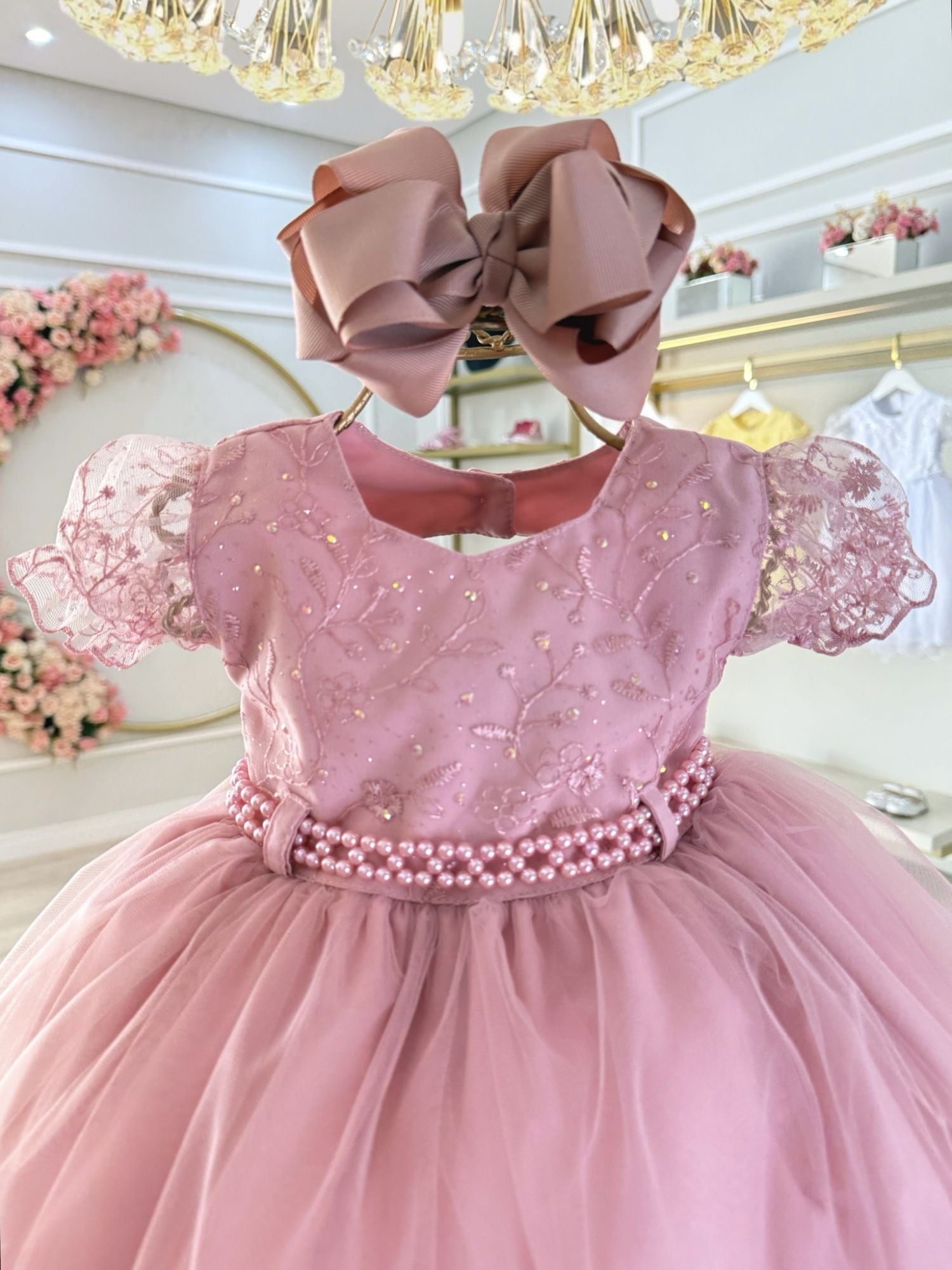 Vestido Bebê Rose com Busto de Renda e Detalhes em Strass para Batizados