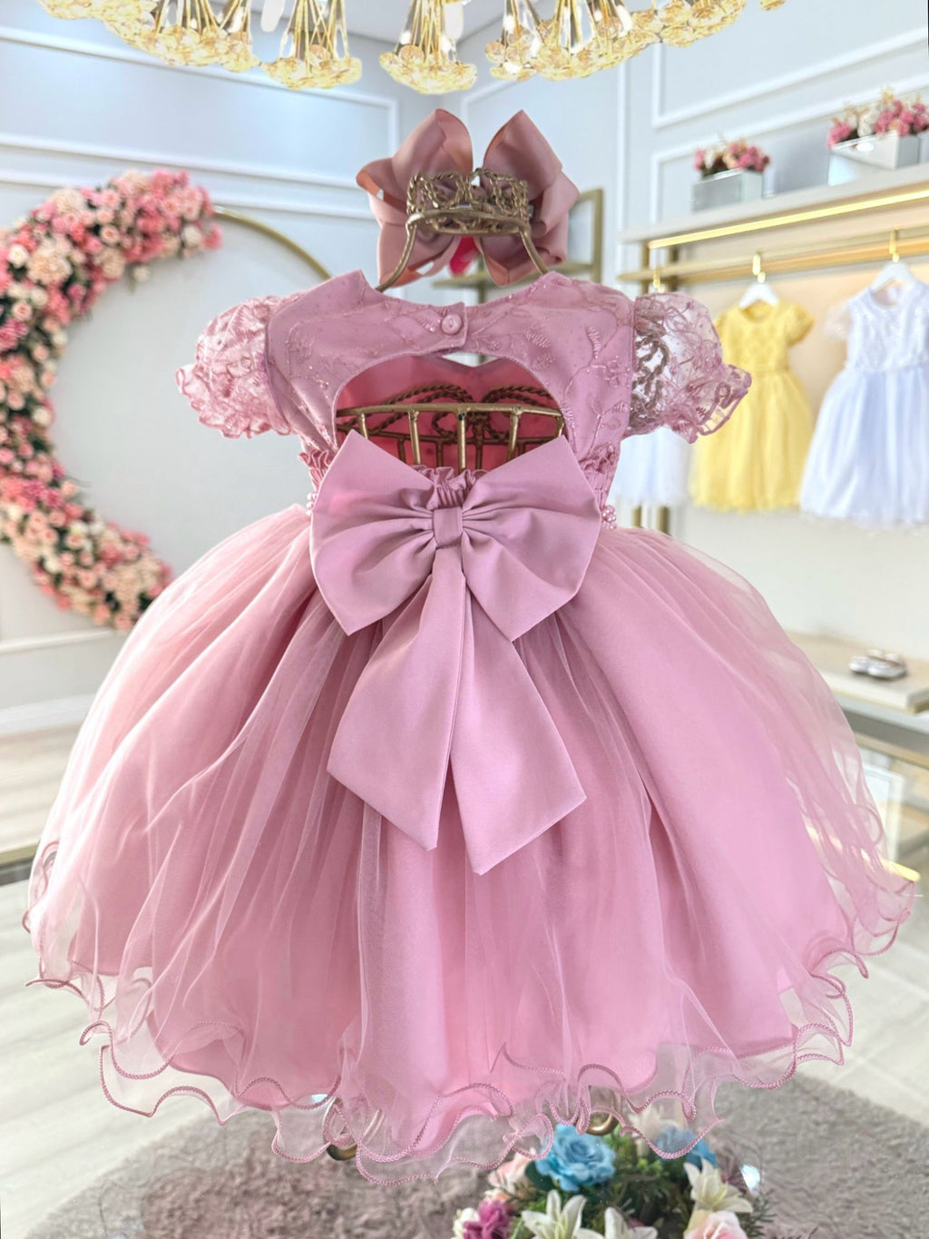 Vestido Bebê Rose com Busto de Renda e Detalhes em Strass para Batizados