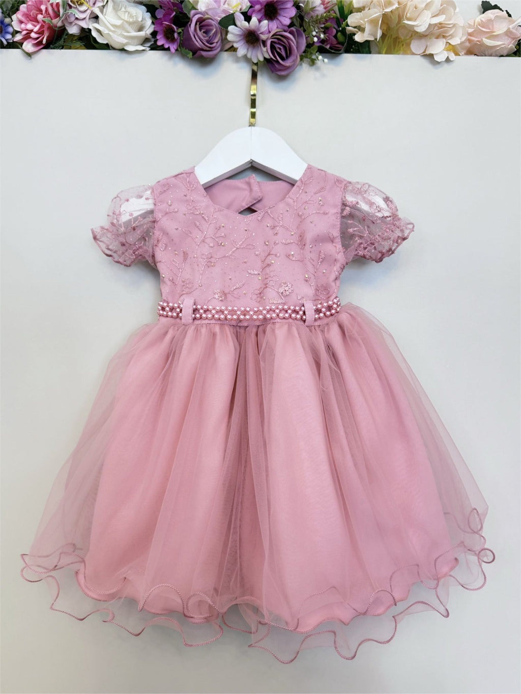 Vestido Bebê Rose com Busto de Renda e Detalhes em Strass para Batizados