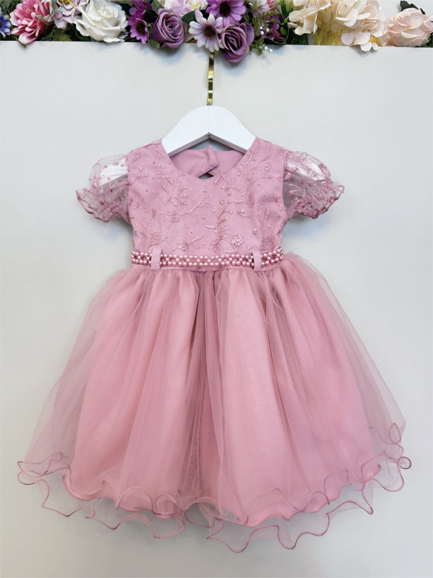 Vestido Bebê Rose com Busto de Renda e Detalhes em Strass para Batizados