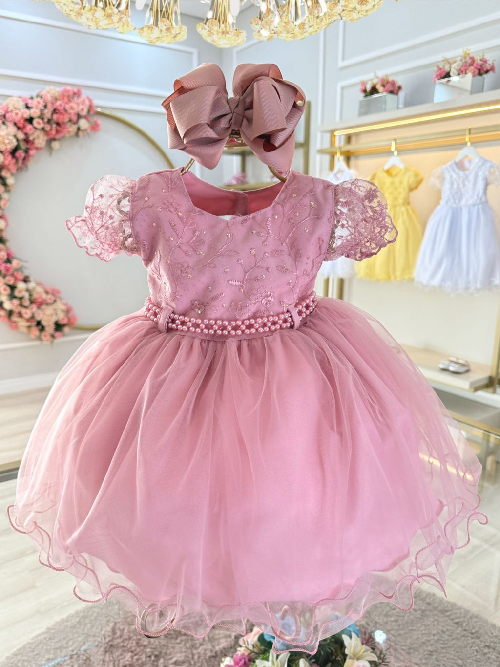 Vestido Bebê Rose com Busto de Renda e Detalhes em Strass para Batizados