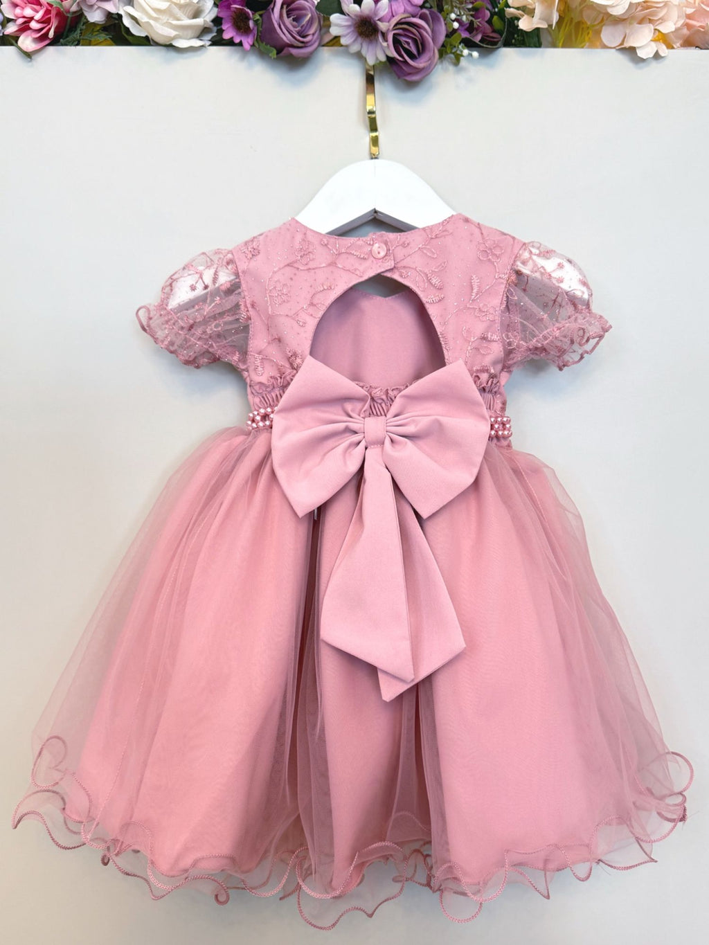 Vestido Bebê Rose com Busto de Renda e Detalhes em Strass para Batizados