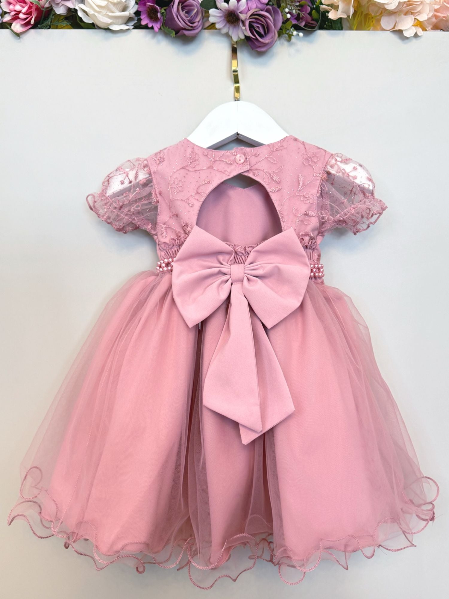 Vestido Bebê Rose com Busto de Renda e Detalhes em Strass para Batizados