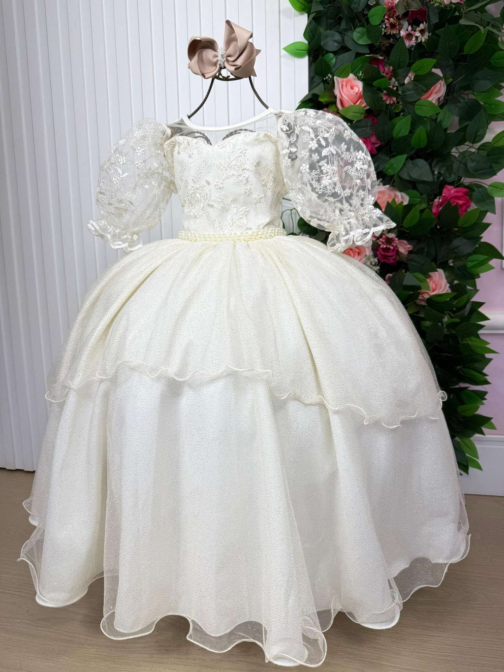 Vestido Longo Off-white com Bordados Florais e Tule para Daminhas