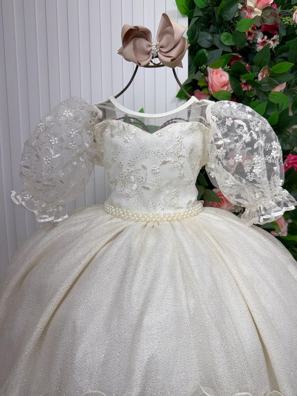 Vestido Longo Off-white com Bordados Florais e Tule para Daminhas