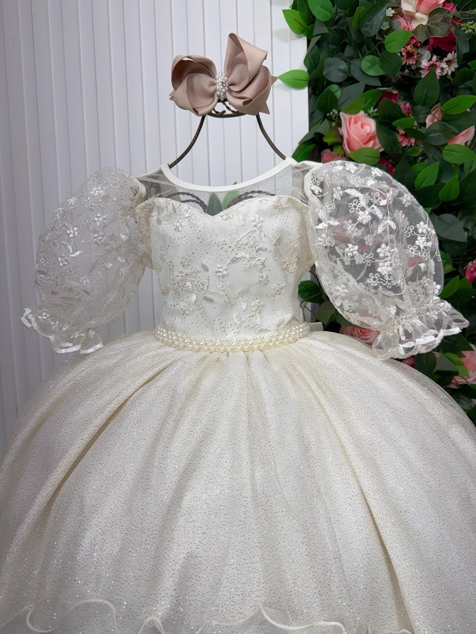 Vestido Longo Off-white com Bordados Florais e Tule para Daminhas