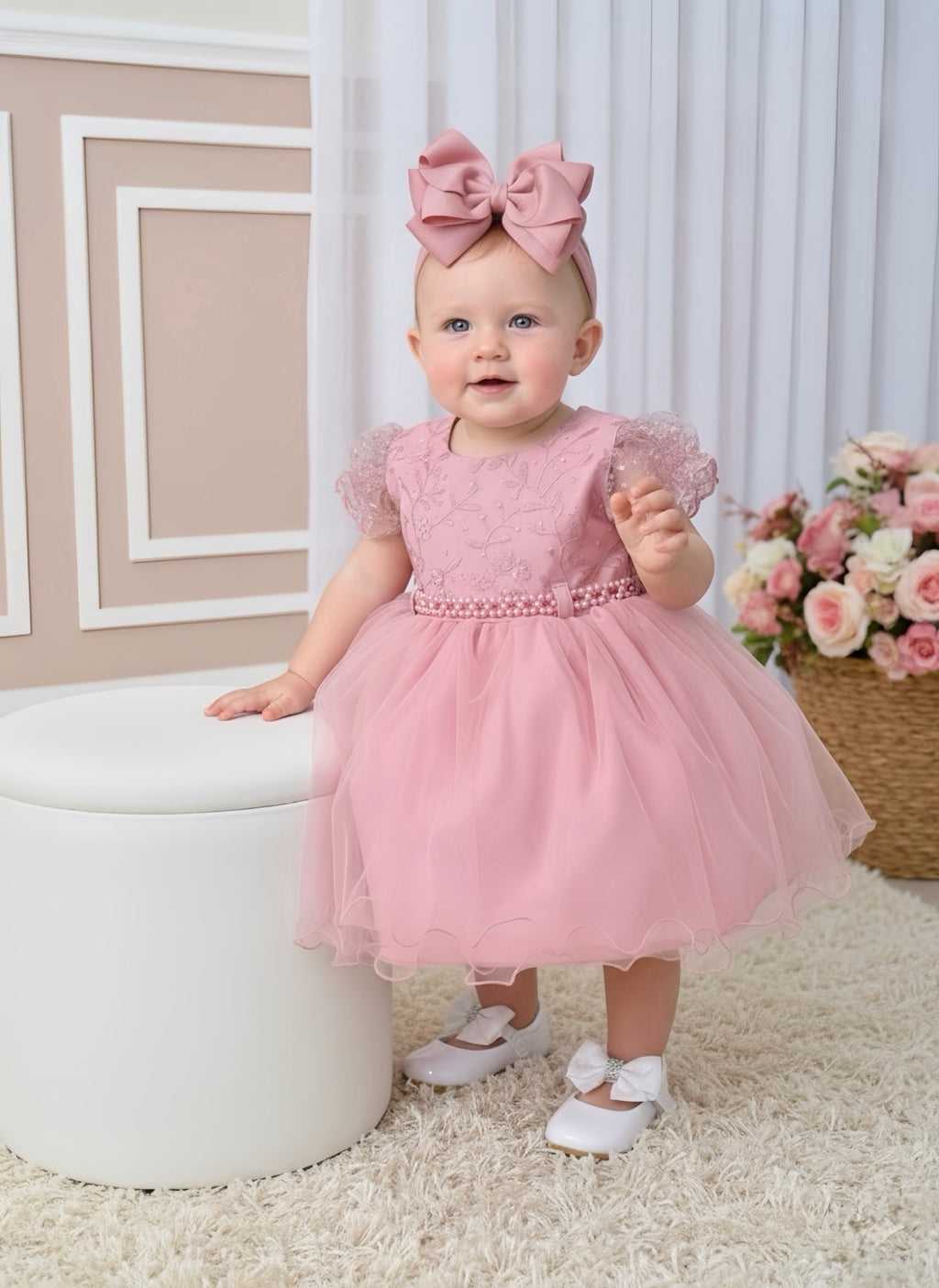 Vestido Bebê Rose com Busto de Renda e Detalhes em Strass para Batizados