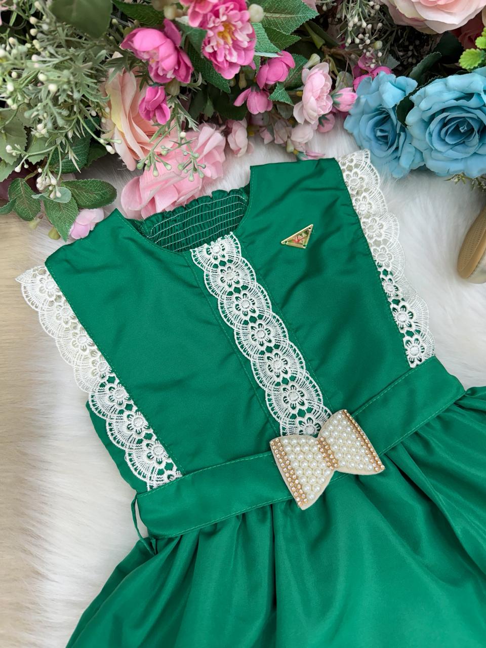 Vestido Infantil Evasê Verde com Renda e Laço de Pérolas