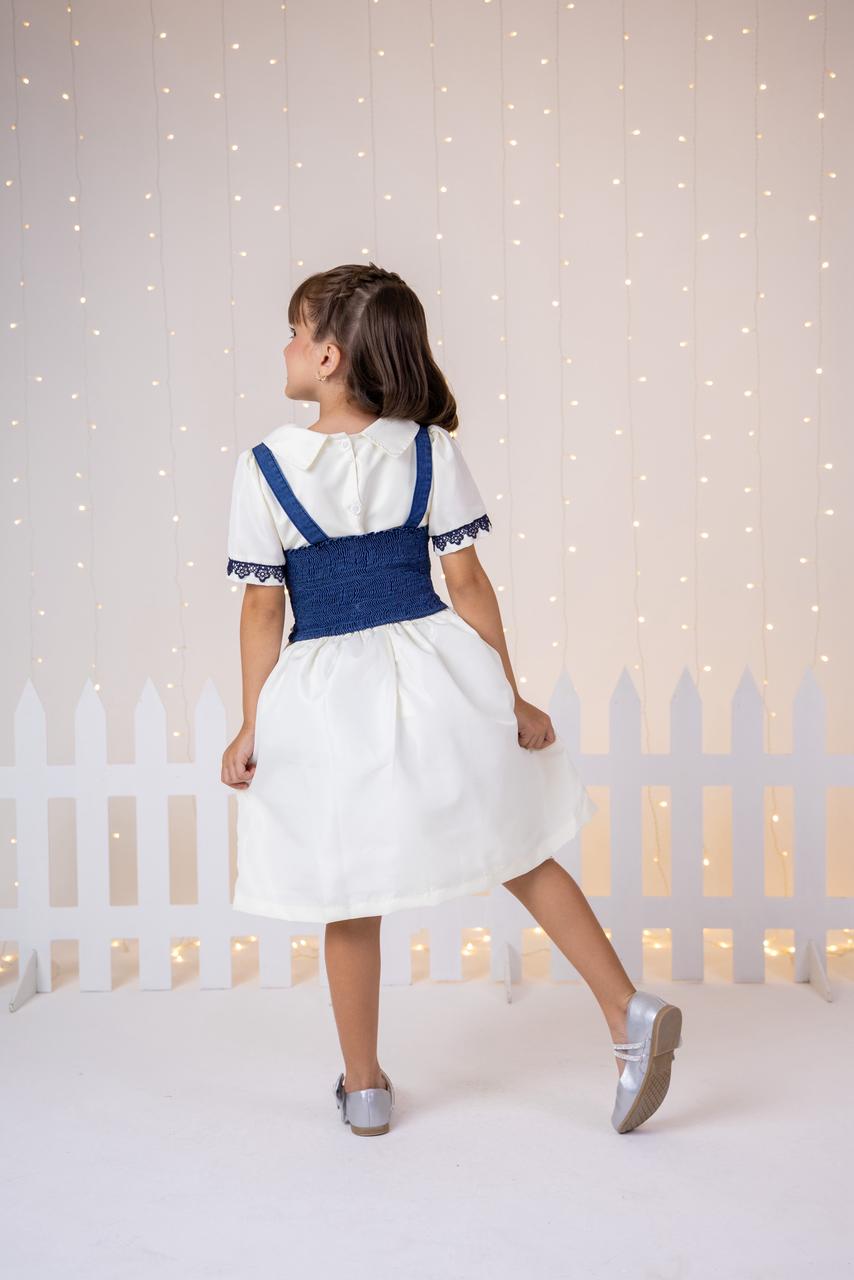 Vestido Off com Colete Jeans e Detalhes em Renda Azul Marinho