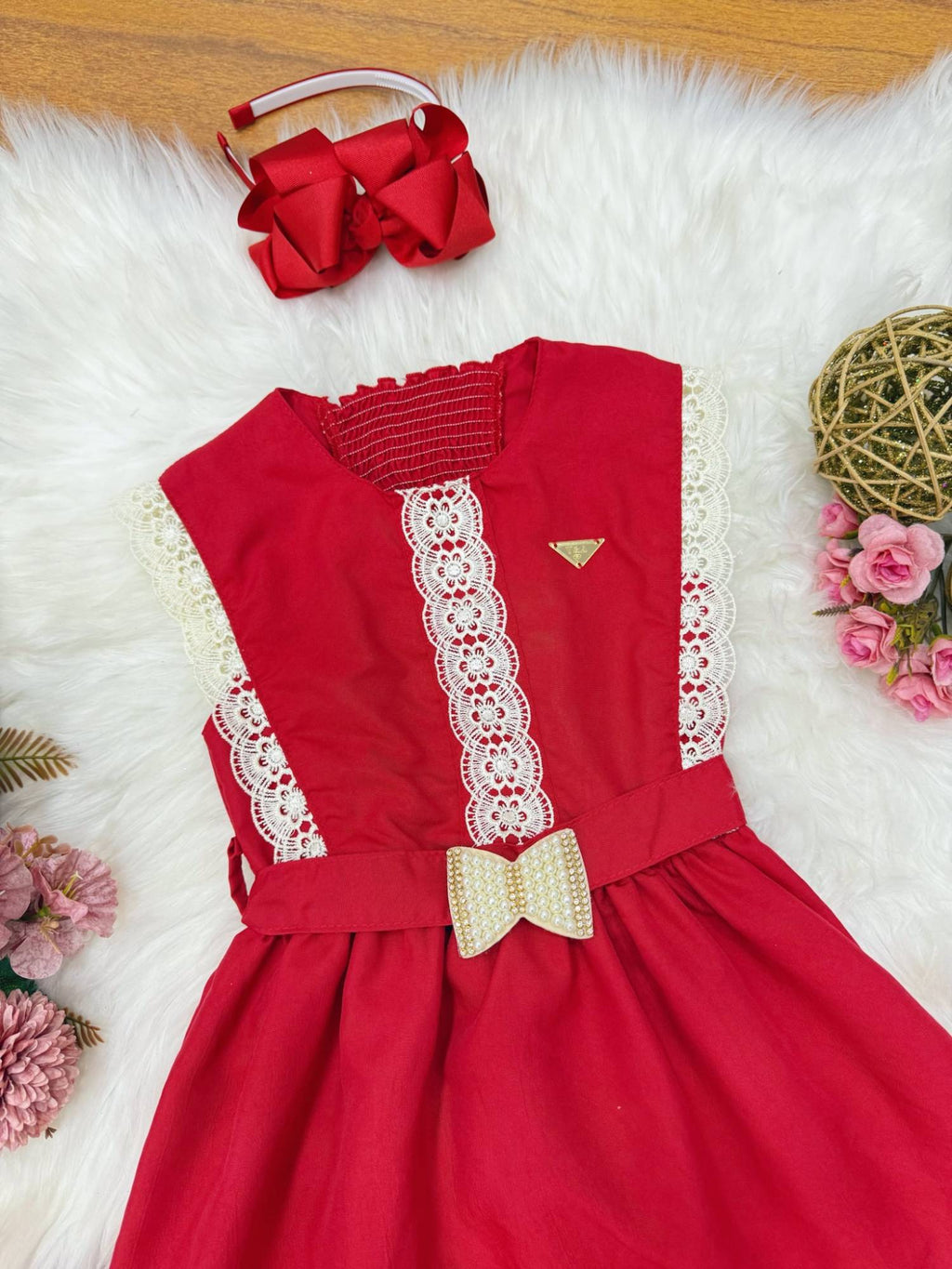 Vestido Infantil Vermelho com Detalhes em Guipir e Cinto para Festas