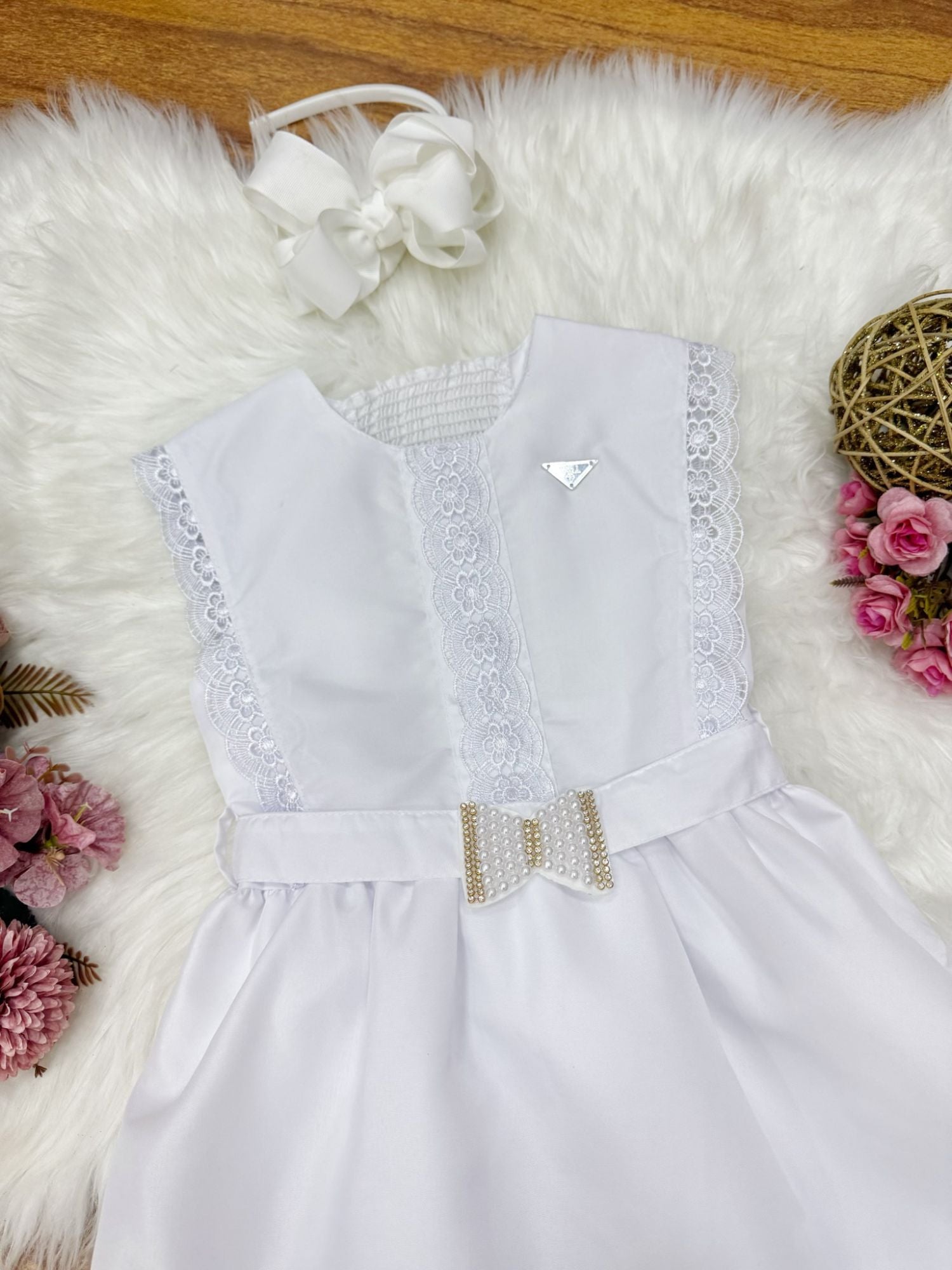 Vestido Infantil Branco com Detalhes em Guipir e Cinto para Festas