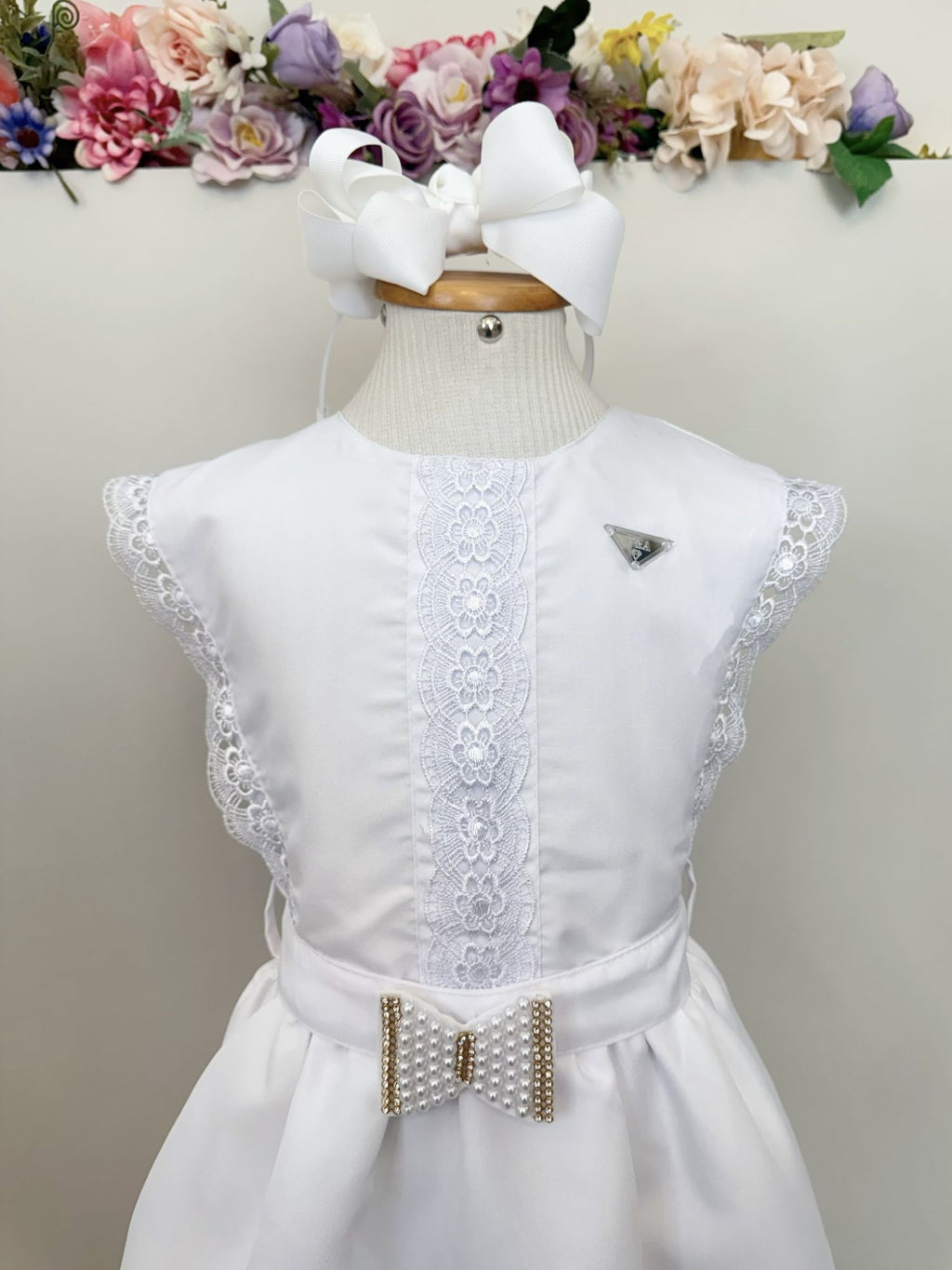 Vestido Infantil Branco com Detalhes em Guipir e Cinto para Festas